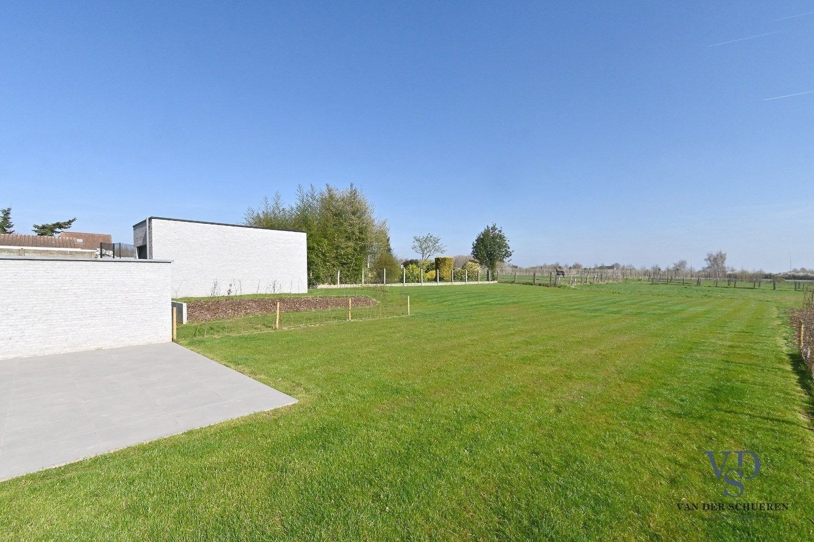 Half Open Bebouwing met buitenberging en carport foto 3