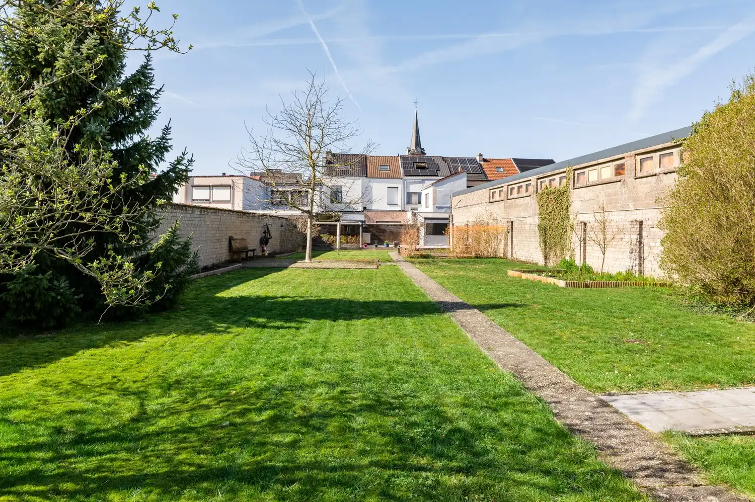 Ruime woning met 3 tot 4 slaapkamers en 3 autostaanplaatsen in een rustige straat foto 17