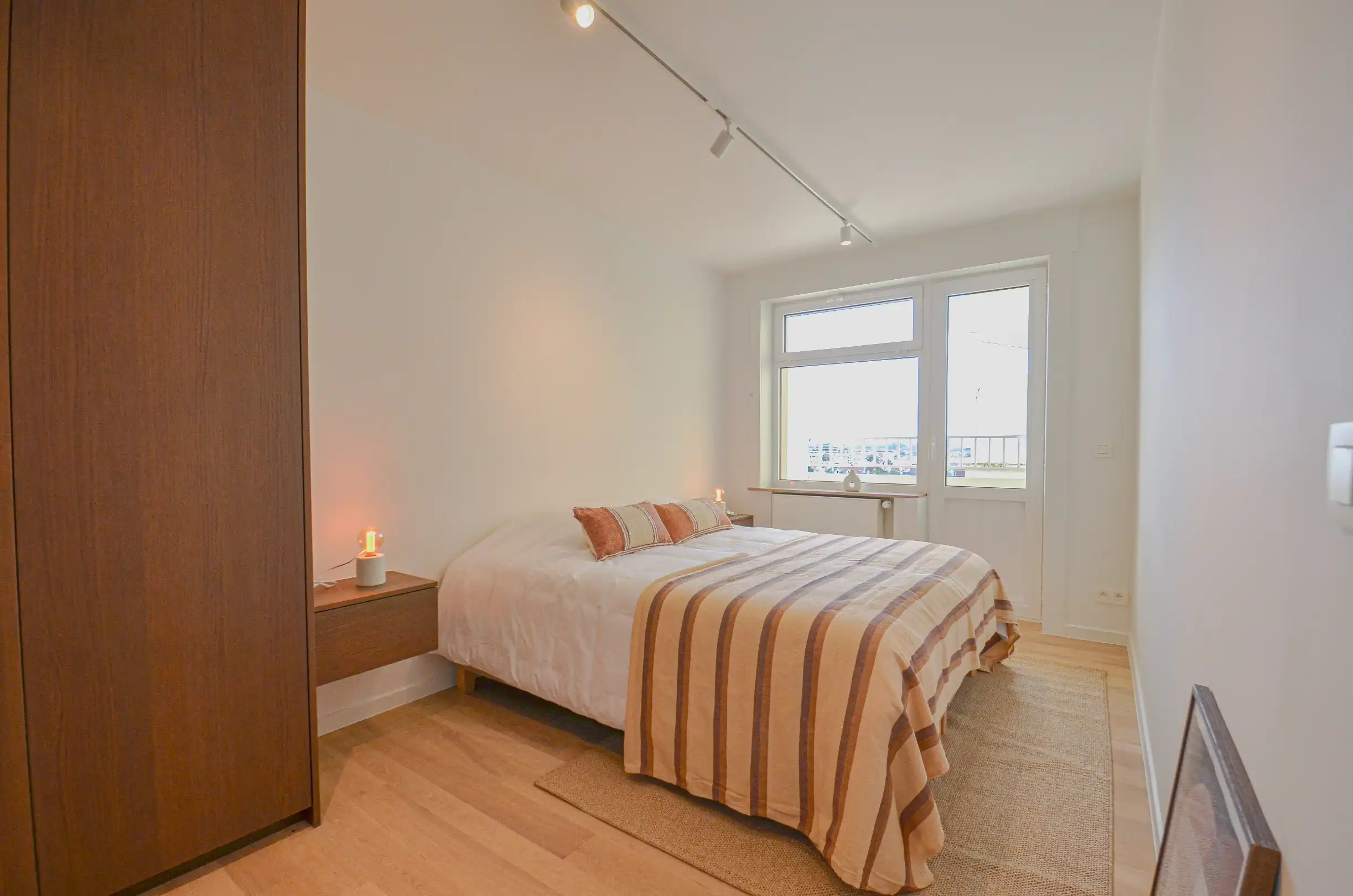 Exclusief – Stijlvol volledig gerenoveerd appartement met frontaal zeezicht. foto 15