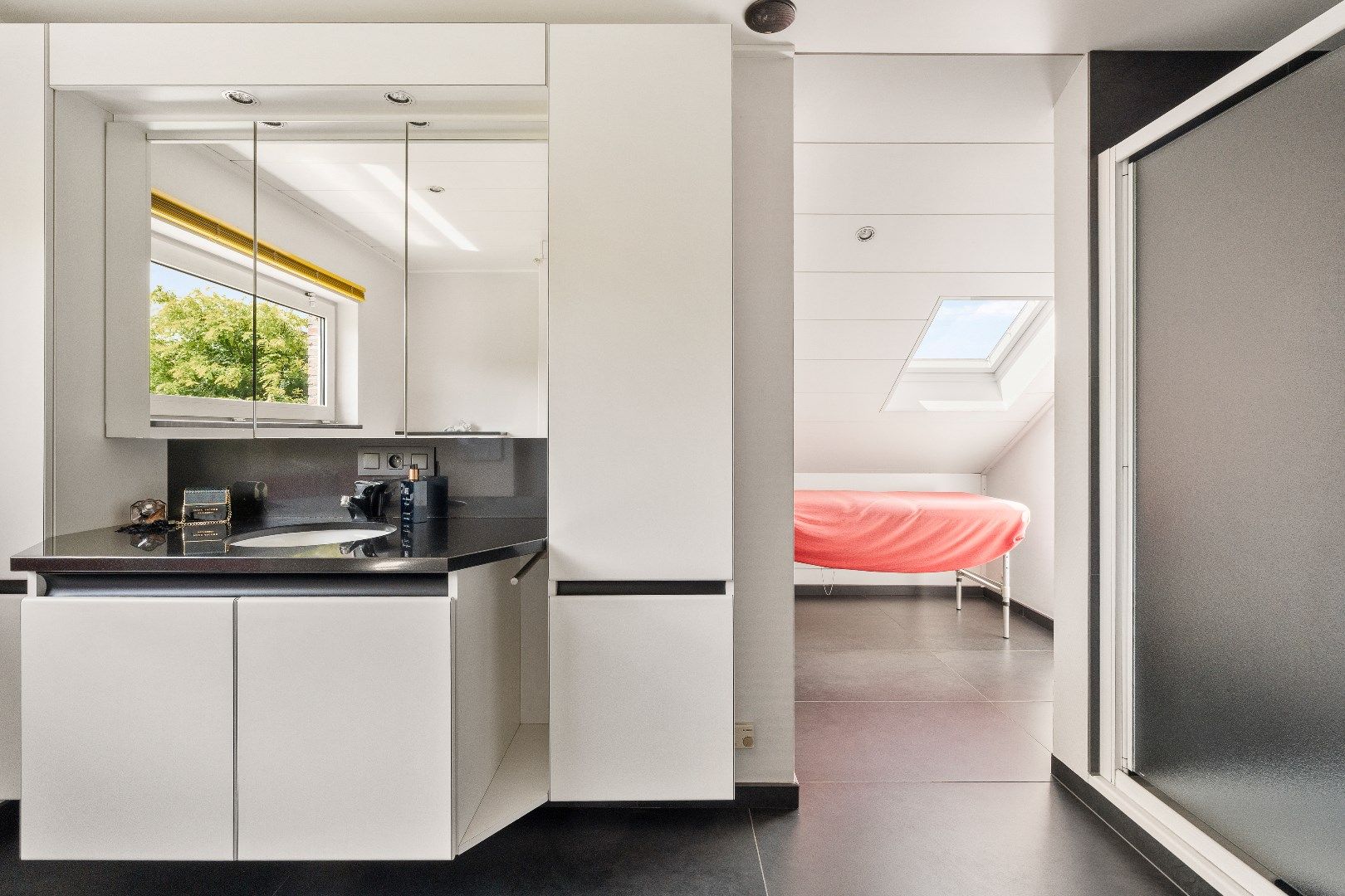 Unieke, uitstekend onderhouden villa in het hart van Ieper – rust, ruimte en comfort foto 29