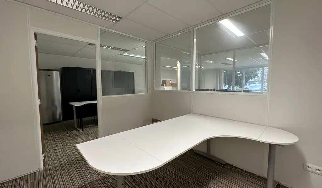 Instapklaar kantoor te huur in Brandstraat in Lokeren foto 9