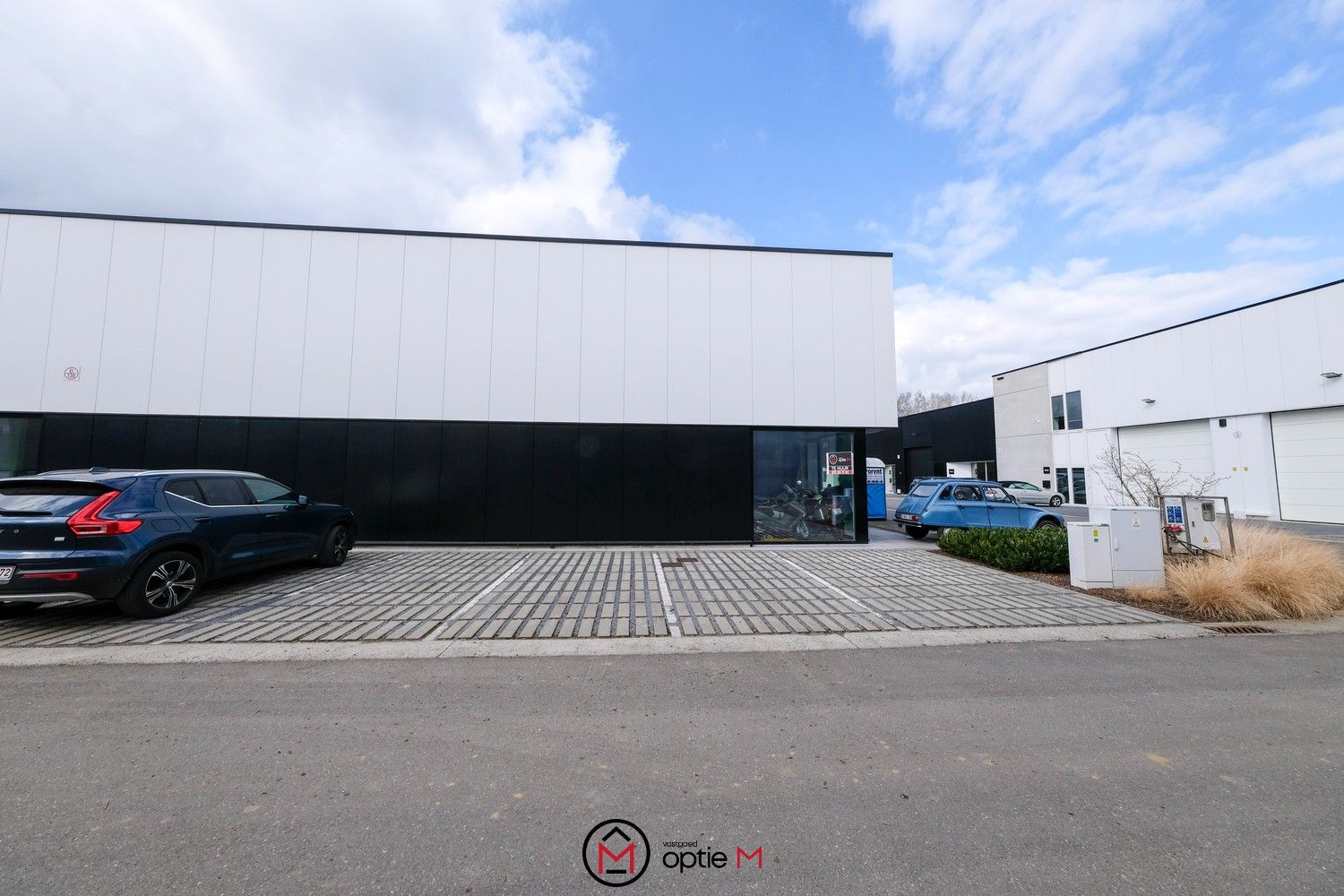 Te huur: KMO-unit met 8 parkeerplaatsen in Hasselt foto {{pictureIndex}}