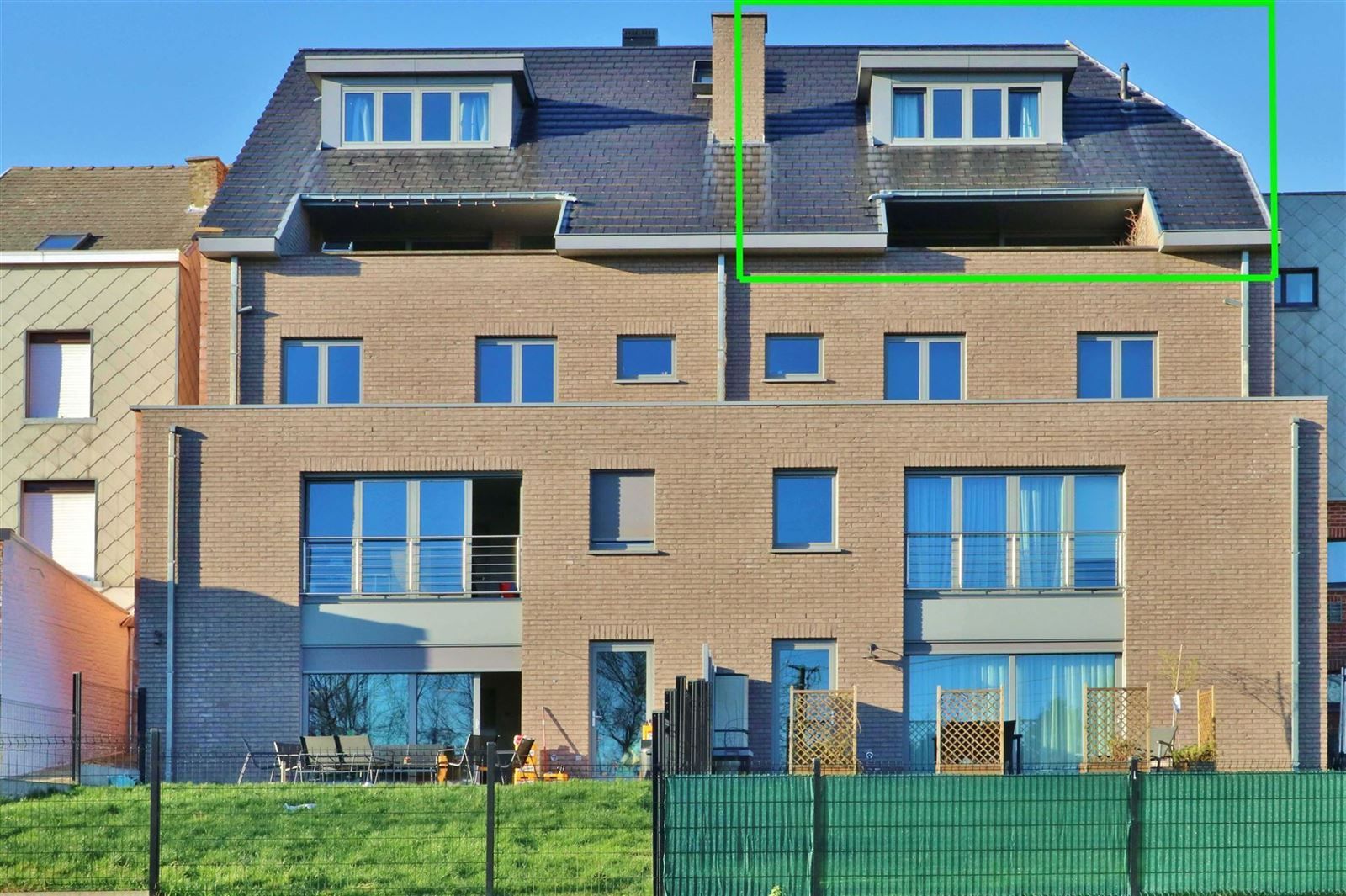 Ruim appartement met 2 slaapkamers, terras en garage foto 20