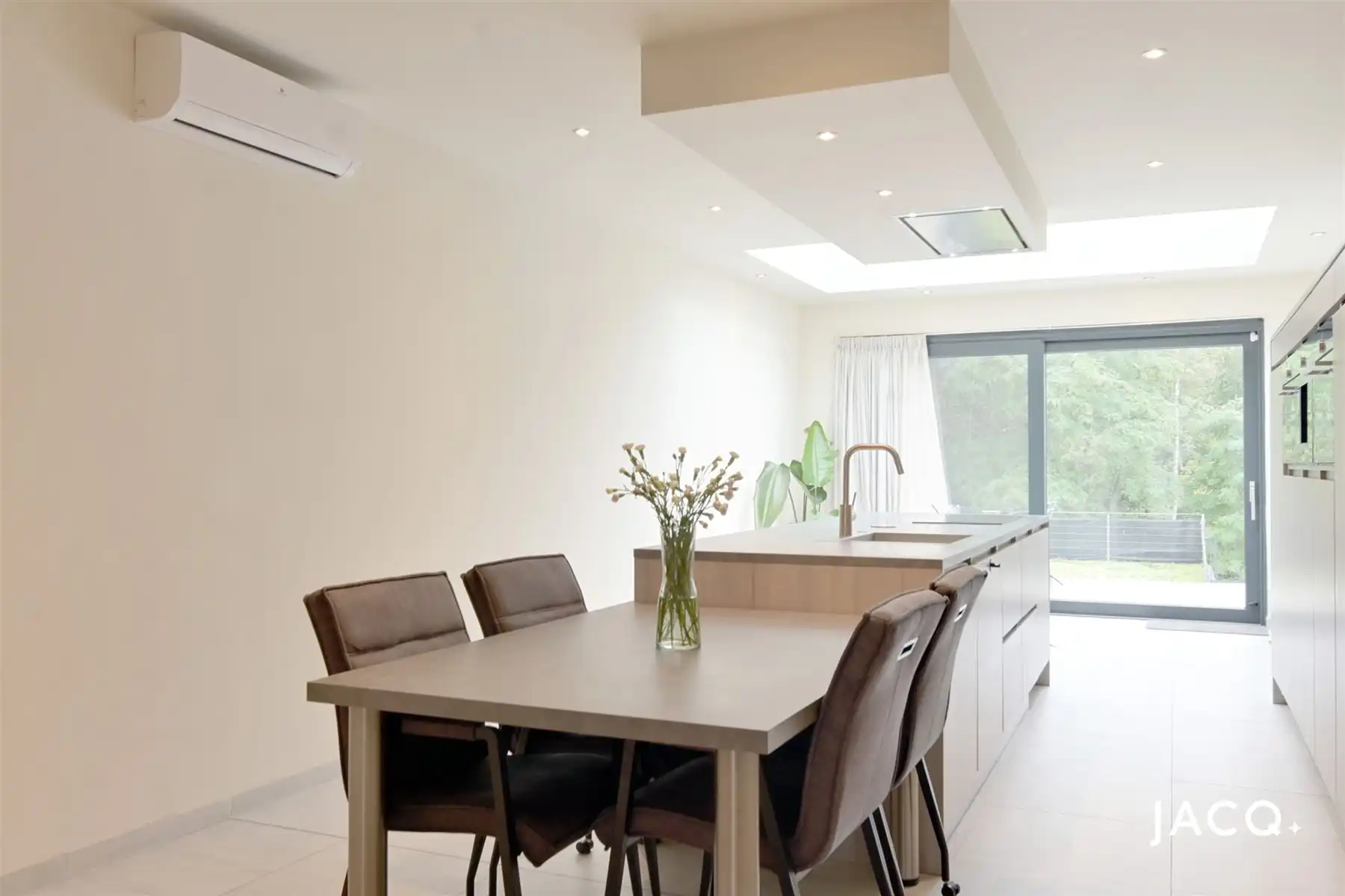 Gerenoveerde woning met 2slpk's, ruim terras en garage! foto 5