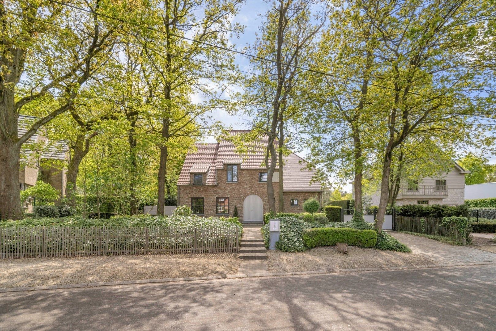 Villa met zwembad en stijlvolle tuin, dubbele carport en 5 slaapkamers in Genk, Gelieren.  EPC-energielabel B, zuidelijke tuinoriëntatie, 5 slaapkamers, 3 badka foto 4