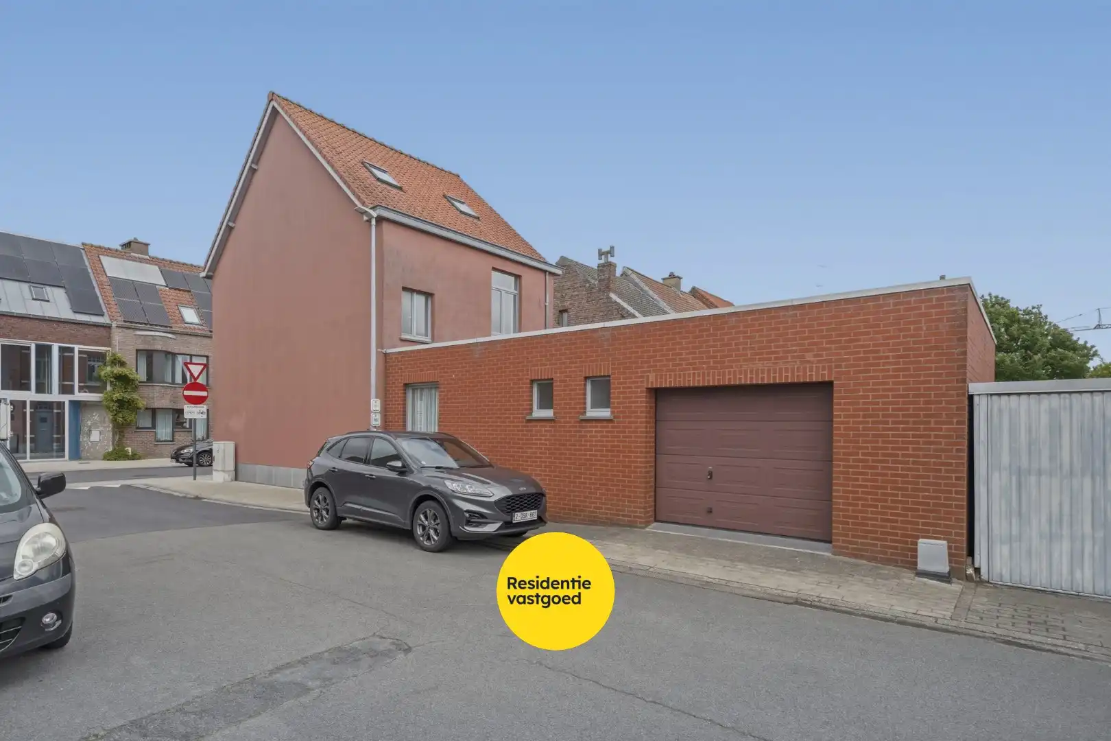 Karaktervolle instapklare hoekwoning met inpandige garage en zonnige stadstuin foto 2