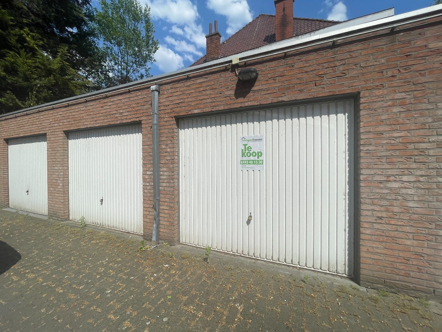 Garagebox gelegen in centrum Ardooie foto {{pictureIndex}}