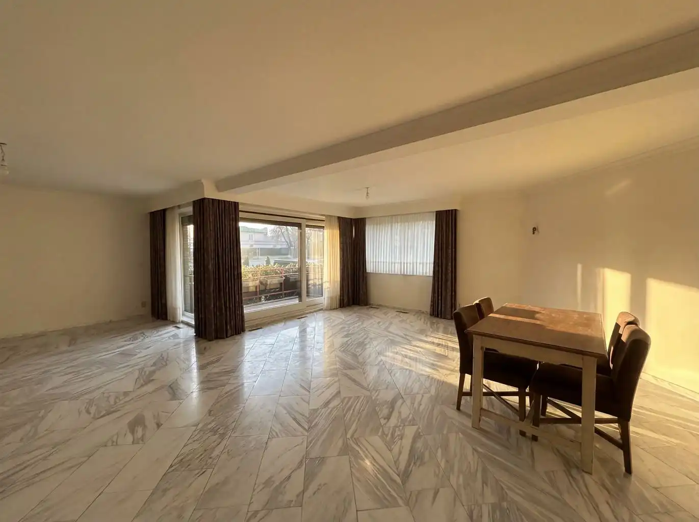 Zeer ruim gelijkvloers appartement voorzien van 2 (+1) slaapkamers, terrassen en afgesloten garagebox, gelegen nabij het centrum van Maaseik. foto 3