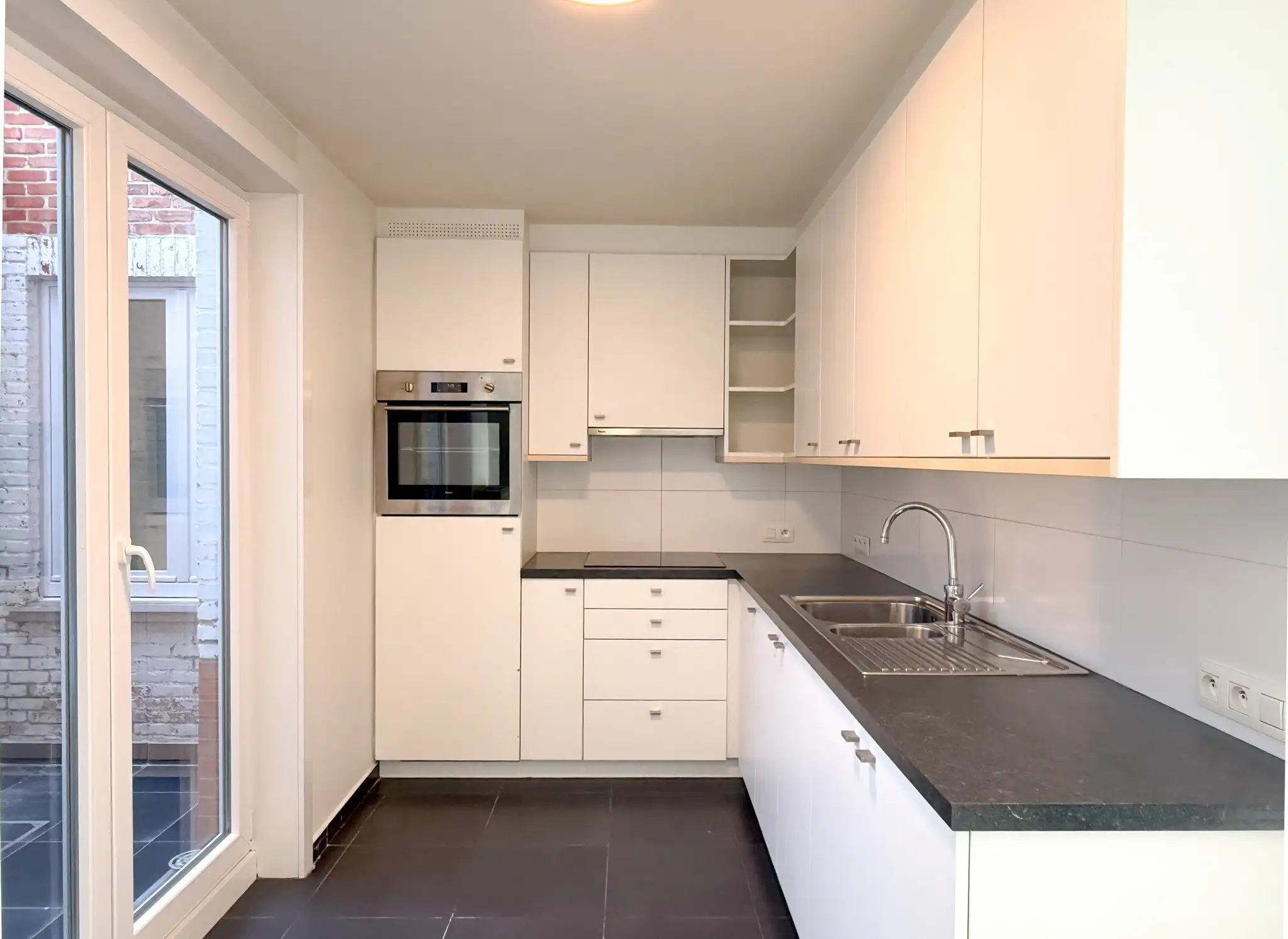 Appartement met 2 slaapkamers op toplocatie in Beveren nabij het station foto 3