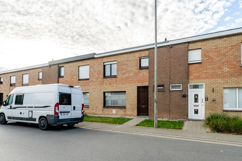 Roeselare-stadsrand. Uiterst verzorgde en goed gelegen woning met 3 slaapkamers en aparte ingang garagestraat. Gunstig EPC & conform elektriciteitsattest ! foto 2