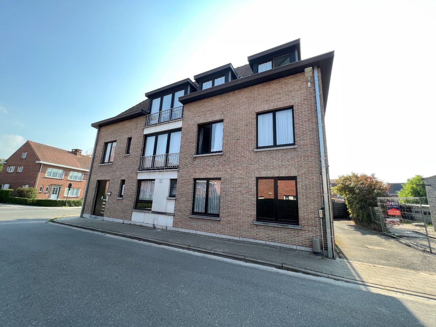 APPARTEMENT MET 2 SLAAPKAMERS, GARAGE EN TERRAS IN IEPER foto {{pictureIndex}}