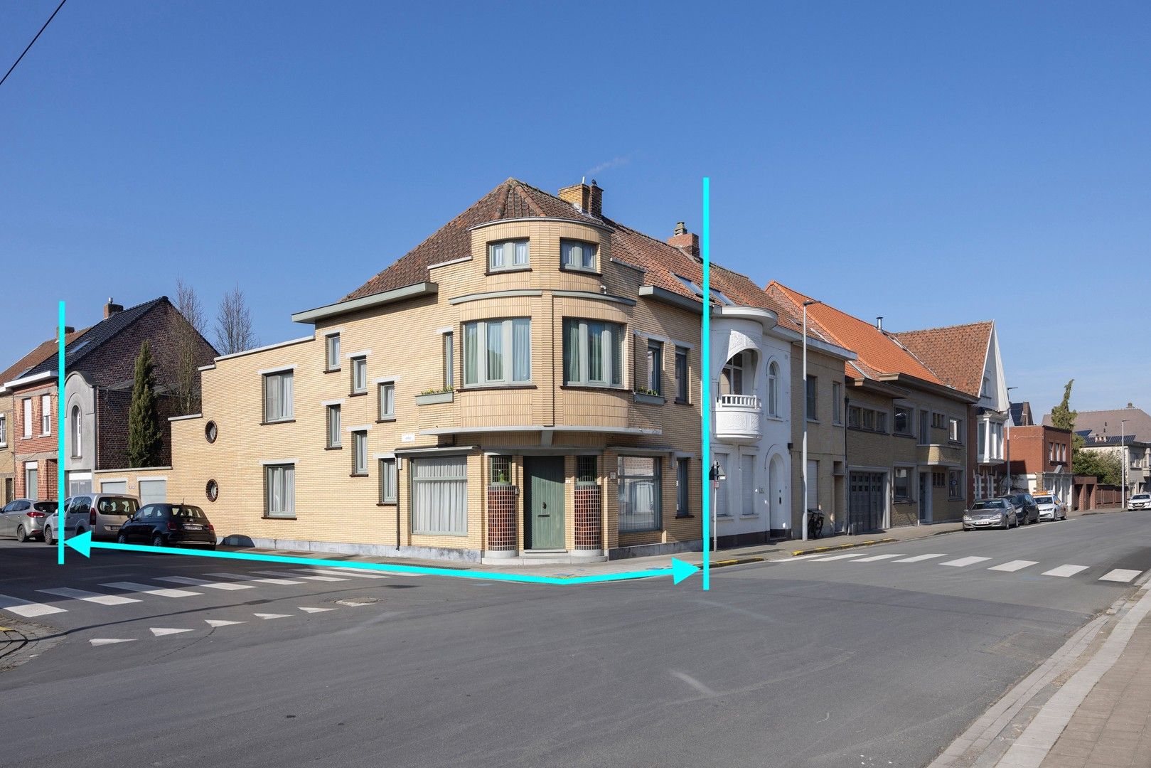 Art-deco woning met stadstuin, garage en hobbyruimte. foto {{pictureIndex}}