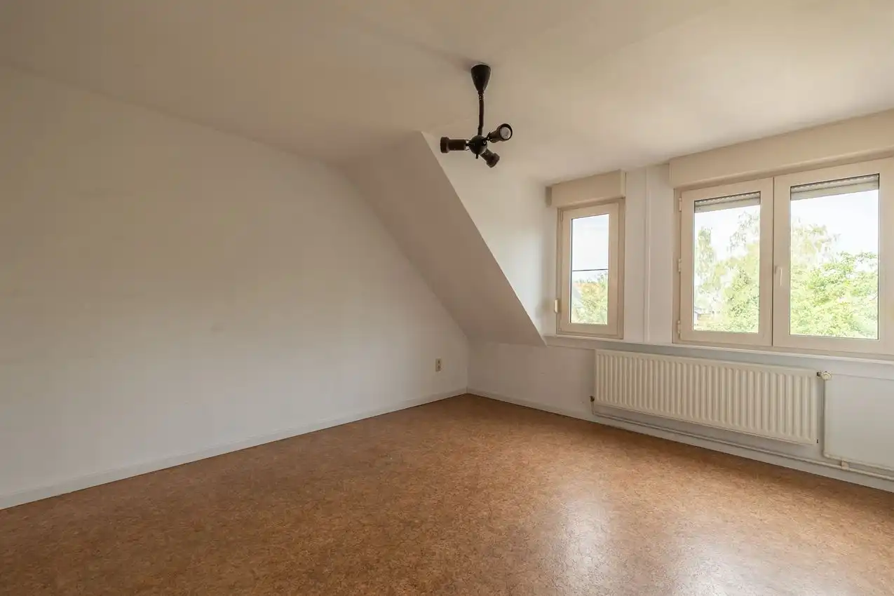 Vier slaapkamers. Twee staanplaatsen. En achteraan een verrassende buitenplek met zuiderse patio-sfeer foto 29