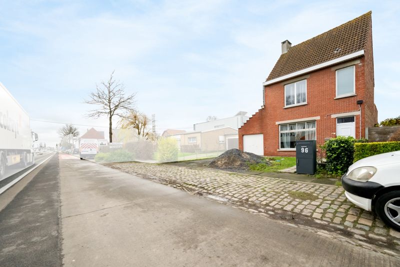 Hoofdfoto van de publicatie: Zedelgem. Centraal gelegen vernieuwde HALF OPEN BEBOUWING met 4 slaapkamers, dressing, garage en bergingen. Ideale ruime gezinswoning met vloerverwarming!