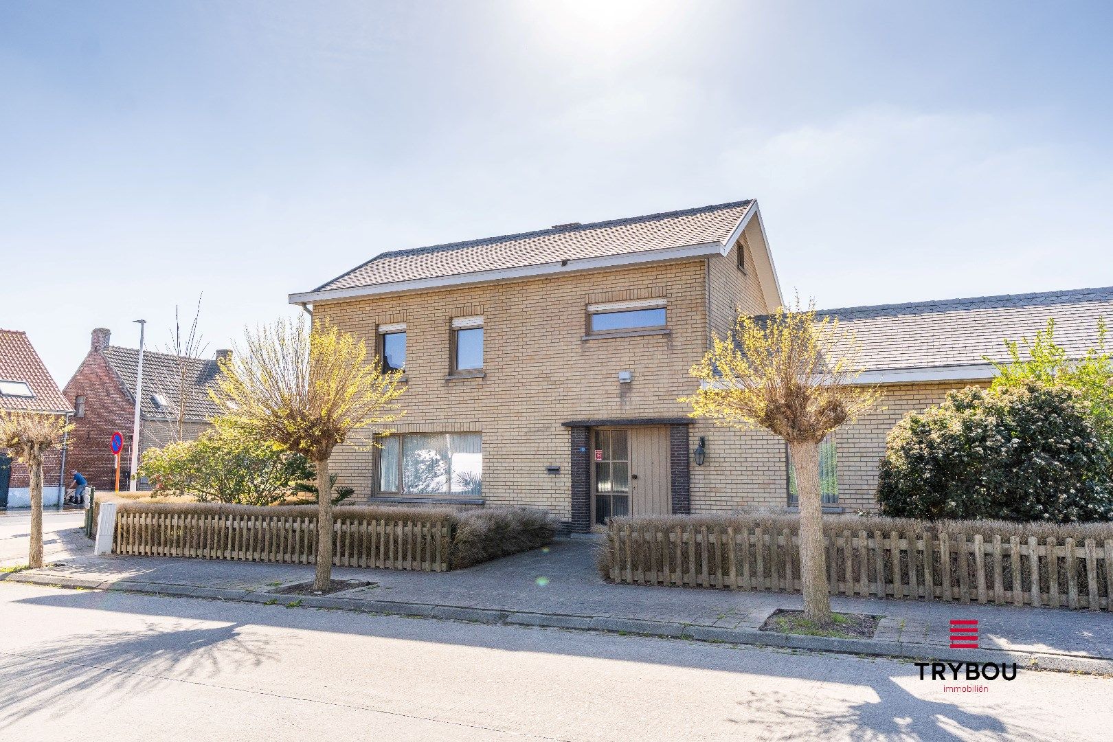 Instapklare gezinswoning met garage en prachtige tuin in rustige straat foto {{pictureIndex}}