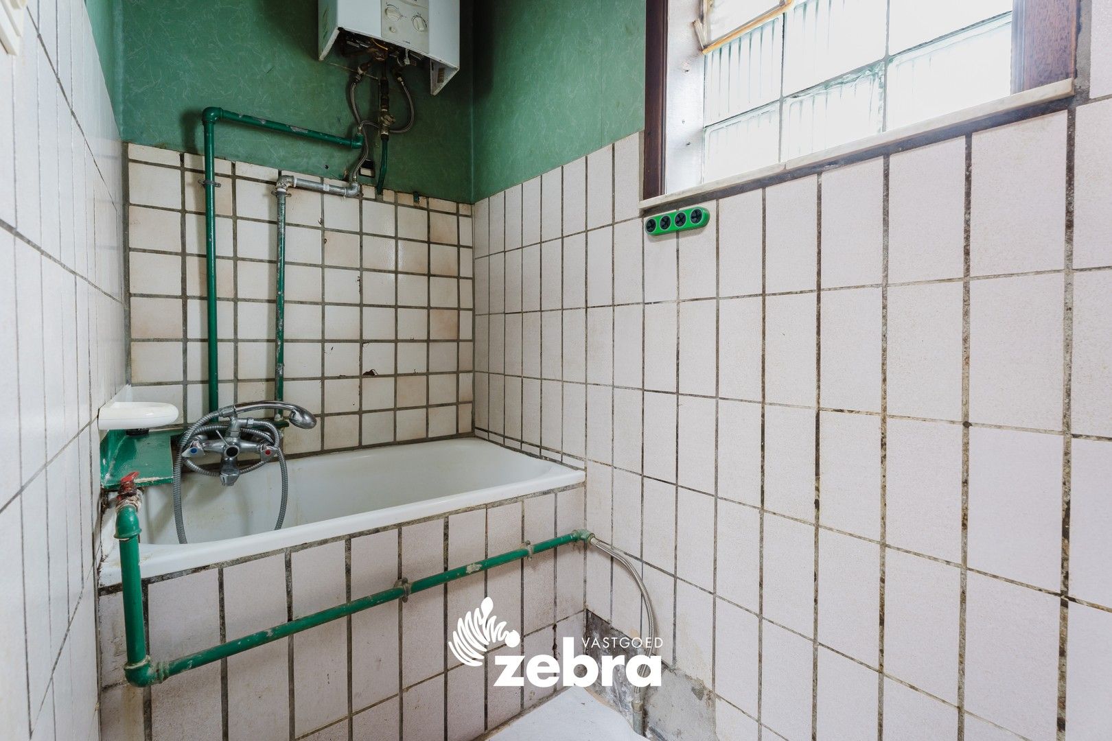 Te renoveren woning op een steenworp van de markt in Tielt! foto 8