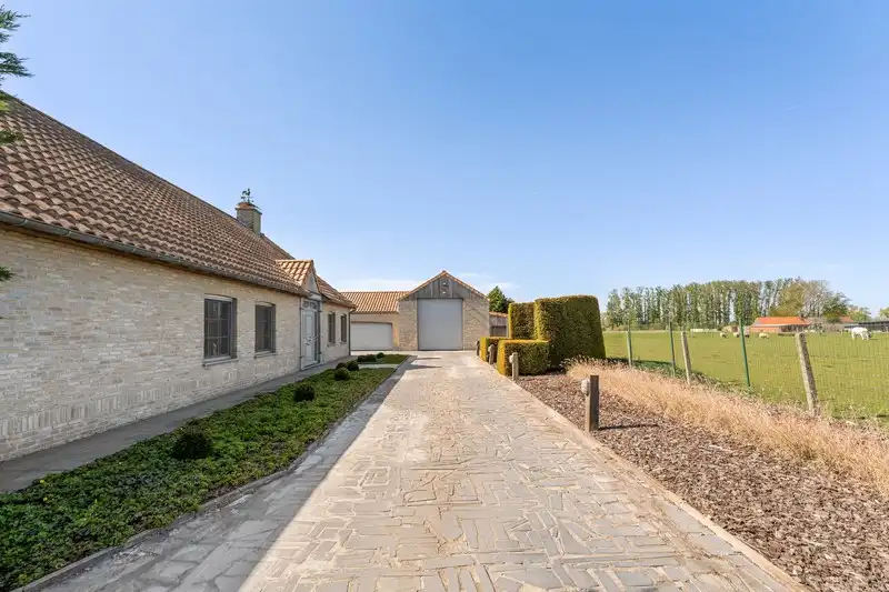 Uitzonderlijke villa-landhuis met bijgebouwen op een prachtig domein. foto 6