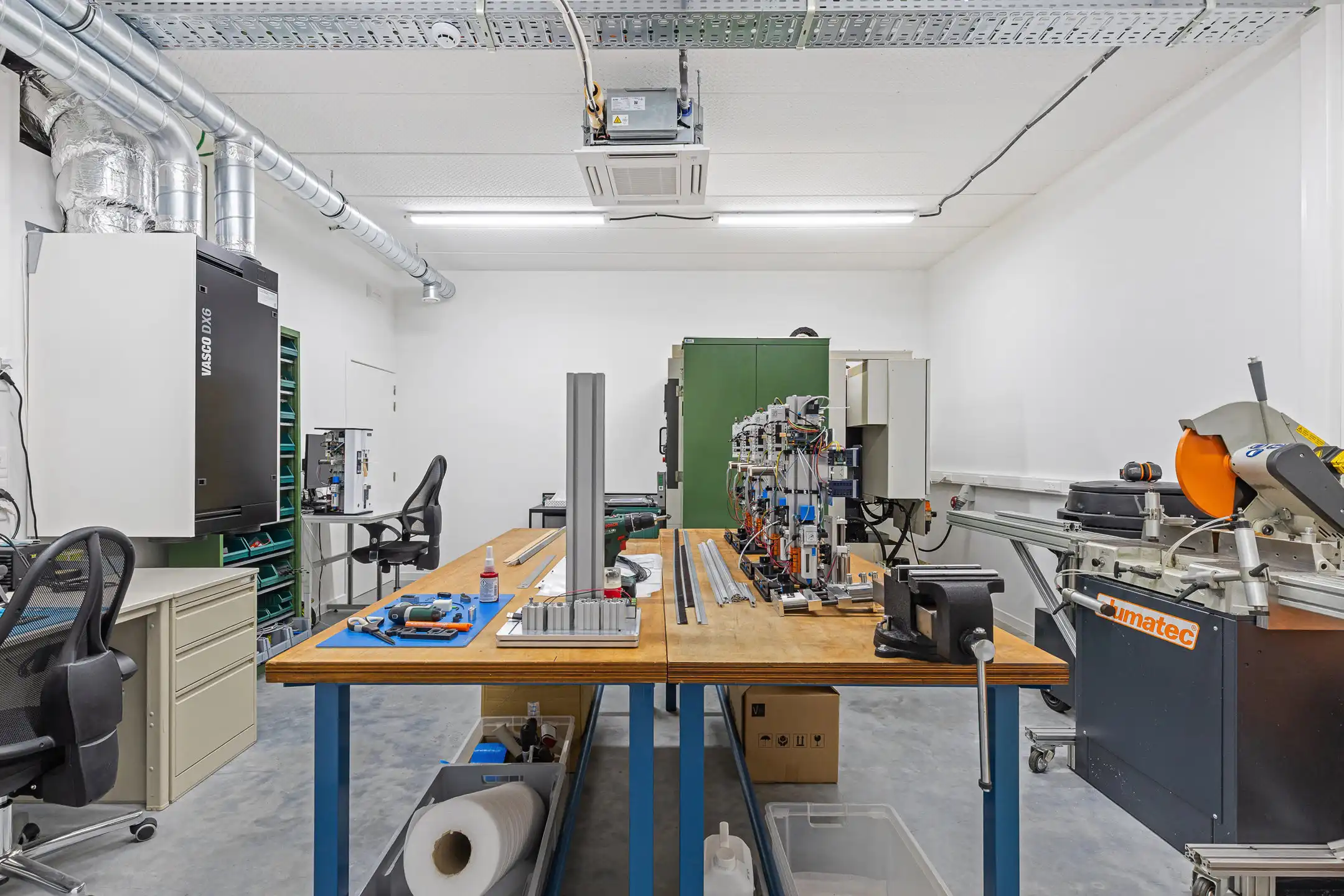 VOLLEDIG AFGEWERKT EN INSTAPKLAAR BEDRIJFSGEBOUW foto 13