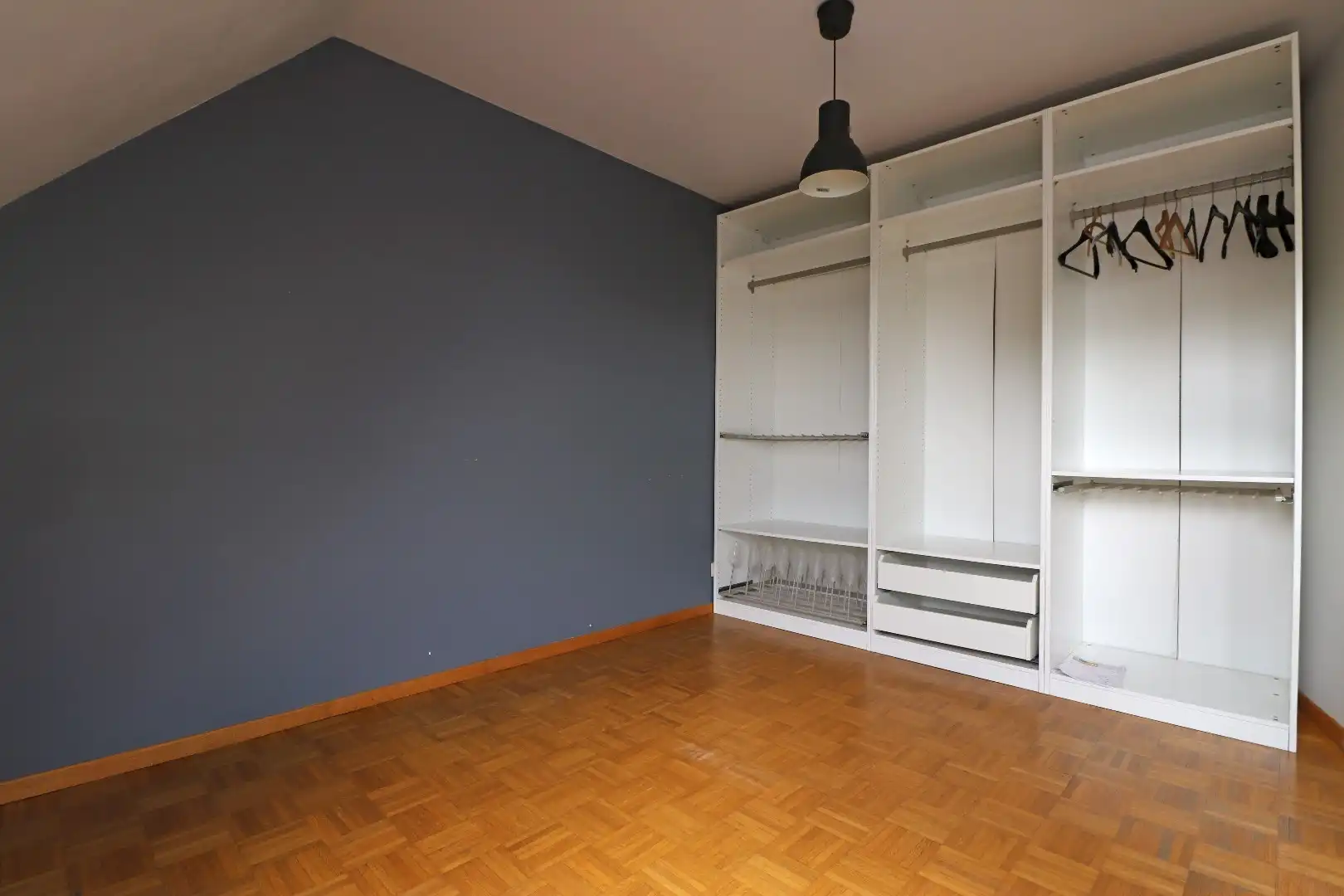 Leuk dakappartement met carport foto 8