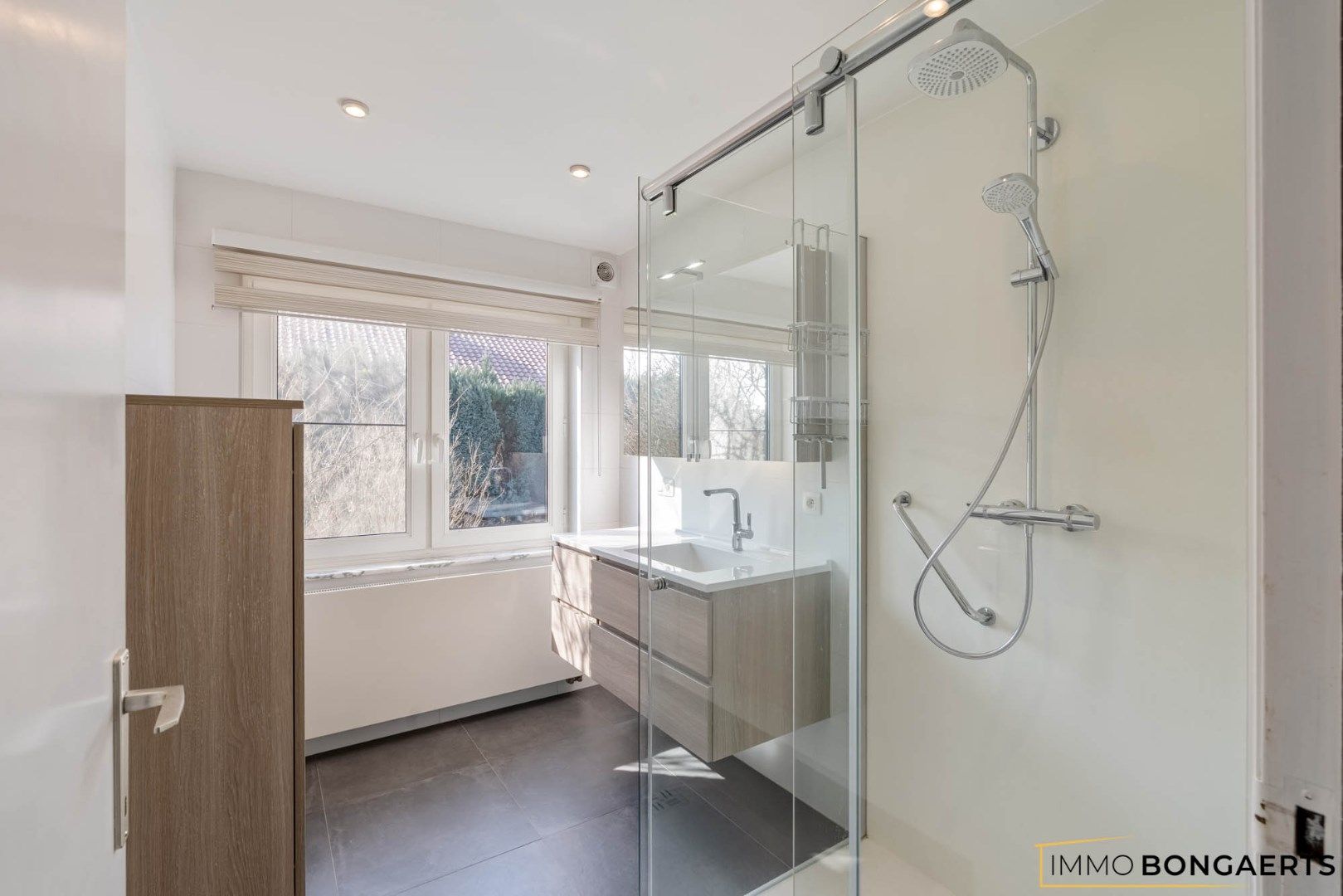 Ruime woning met drie slaapkamers foto 10