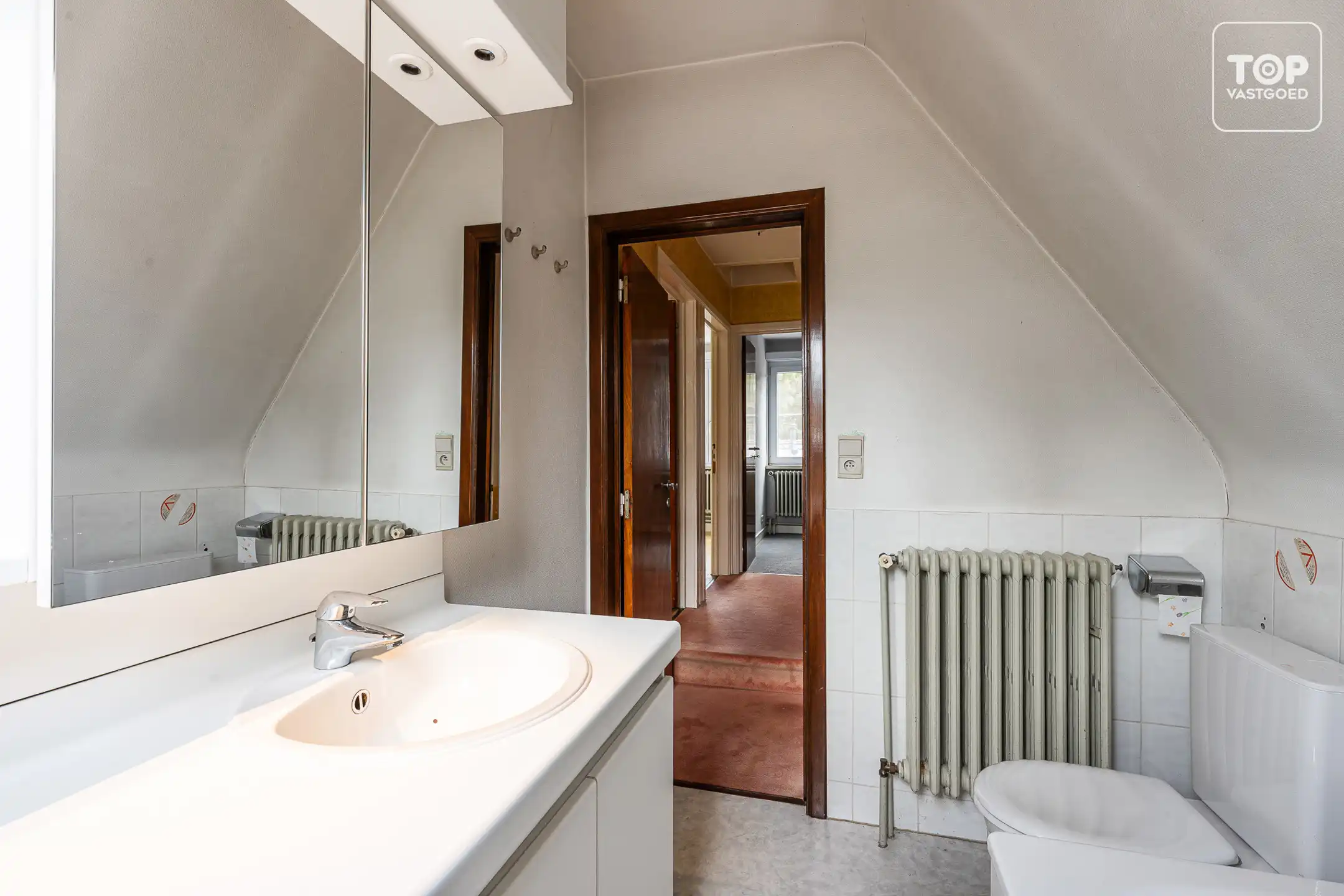 Te renoveren halfopen bebouwing met 3 slaapkamers, garage en ruime tuin op perceel van +-600 m² foto 11