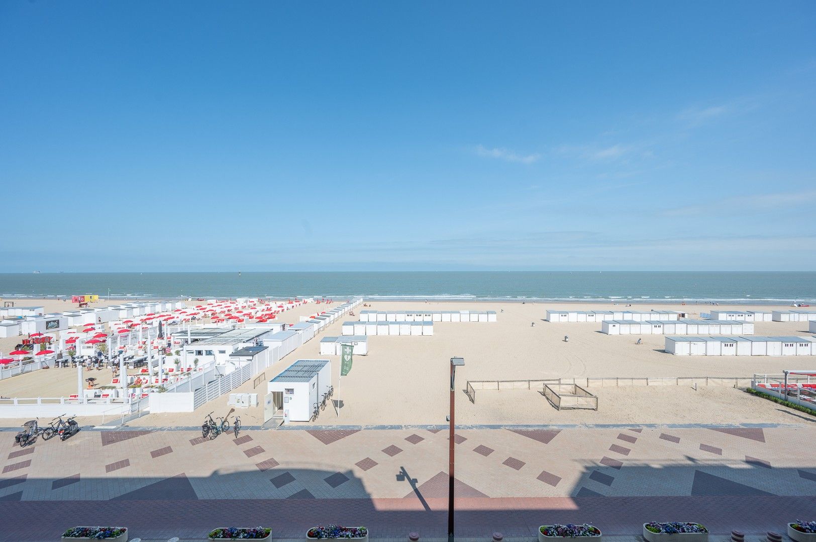 Prachtig appartement op de zeedijk in het Zoute met een gevelbreedte van 8 meter genietend van een panoramisch zeezicht. foto 14