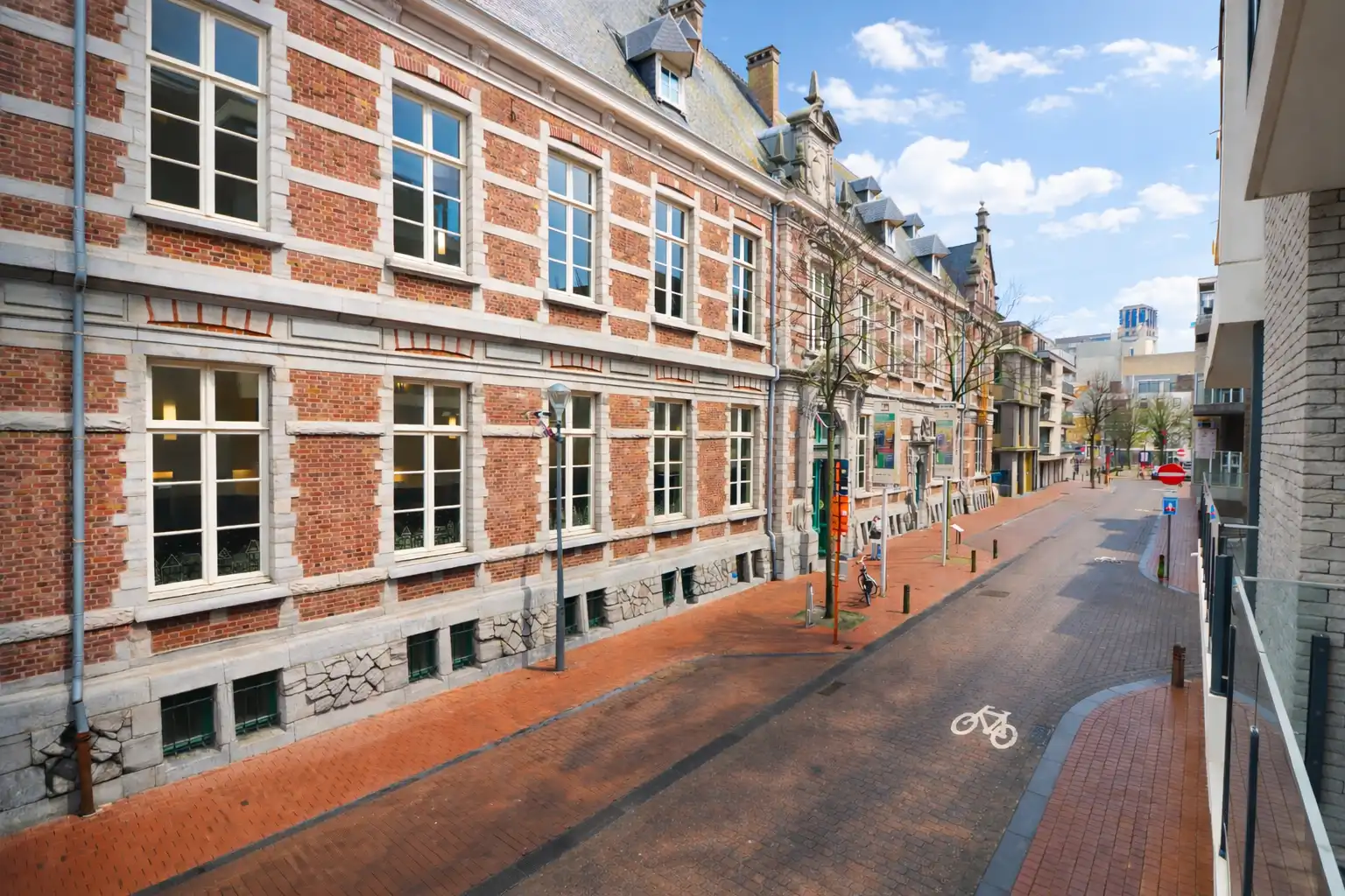 Recent 2-slaapkamerappartement met klassevolle afwerking op de hoek van Onderwijsstraat en Descampsstraat. foto 12