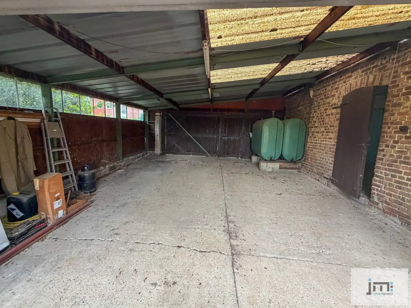 Woning met grote stallen foto 11