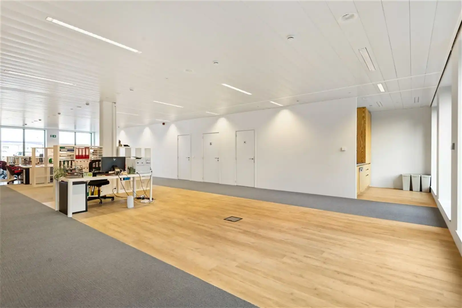 Gelijkvloerse kantoorruimte te koop in de India Natie foto 12