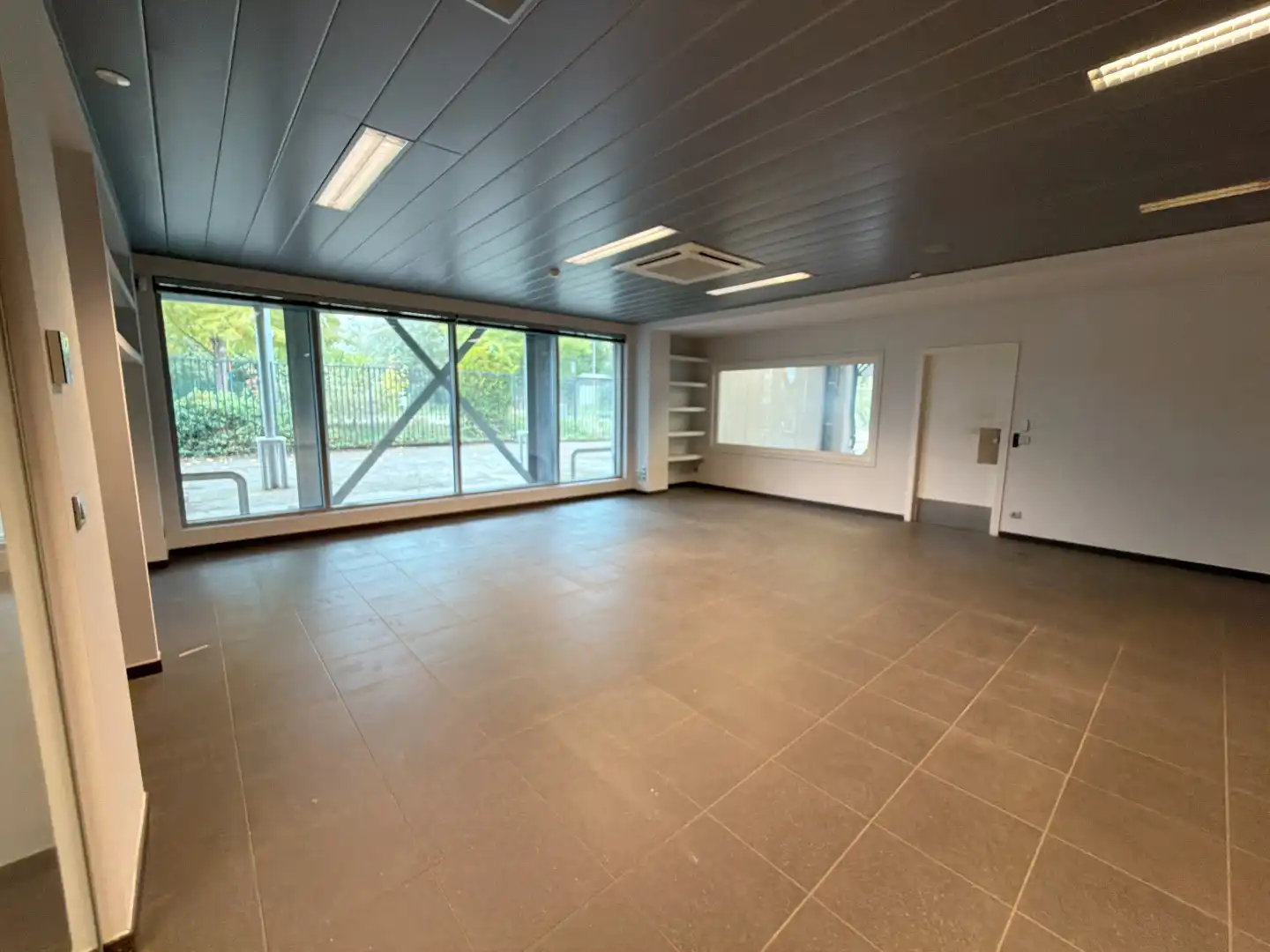 Magazijn met kantoren en buitenopslag te huur in Wilrijk foto 10