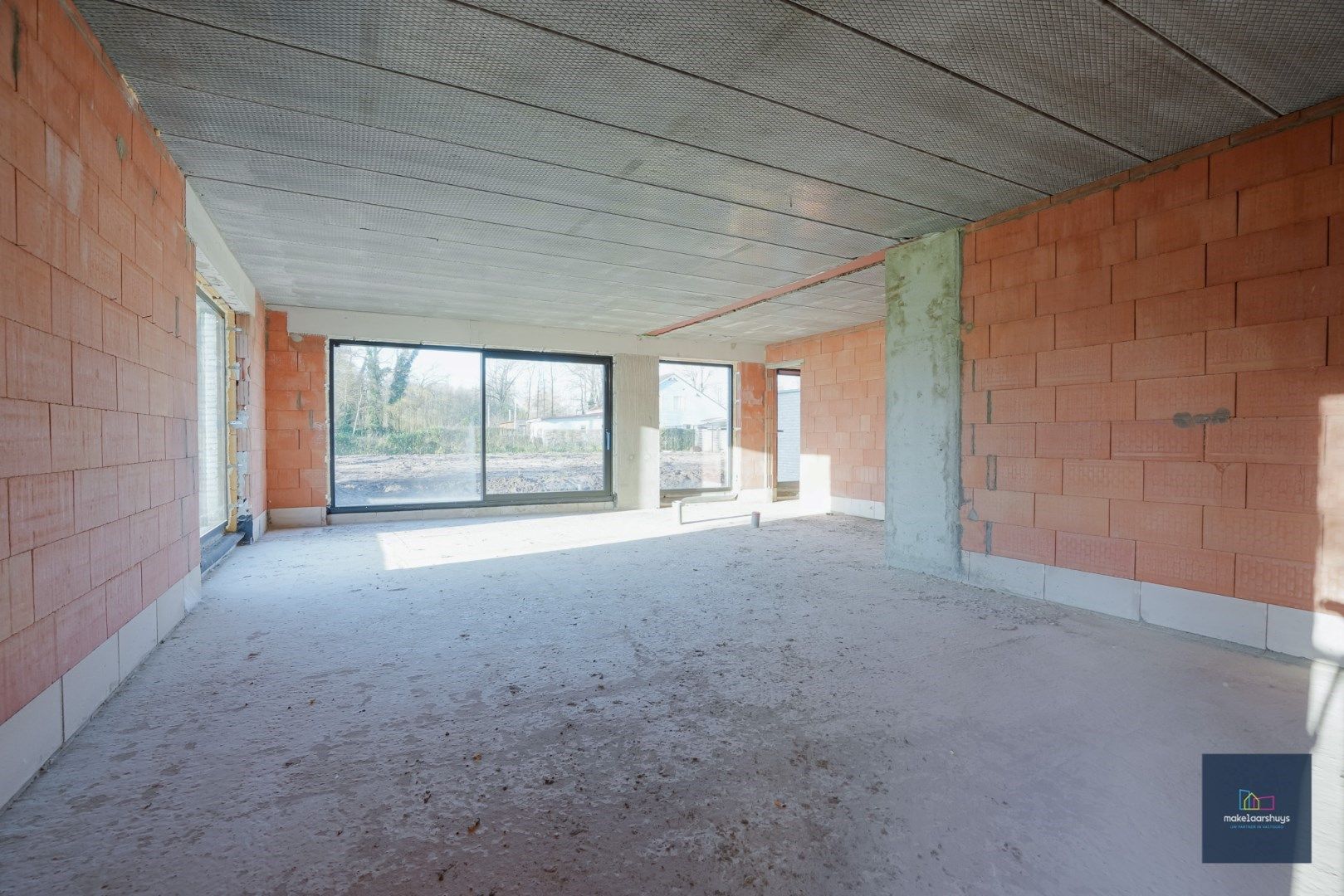 Zeer ruime halfopen casco villawoning met mooie tuin en garage foto 30