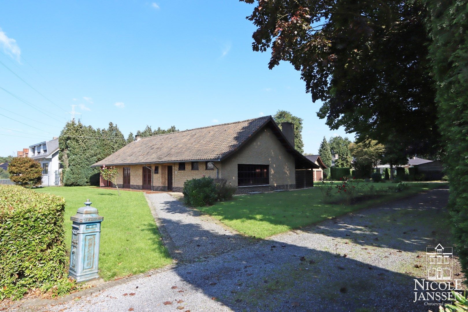 Ruim ingedeelde en te renoveren gezinswoning met dubbele garage en grote tuin foto 20