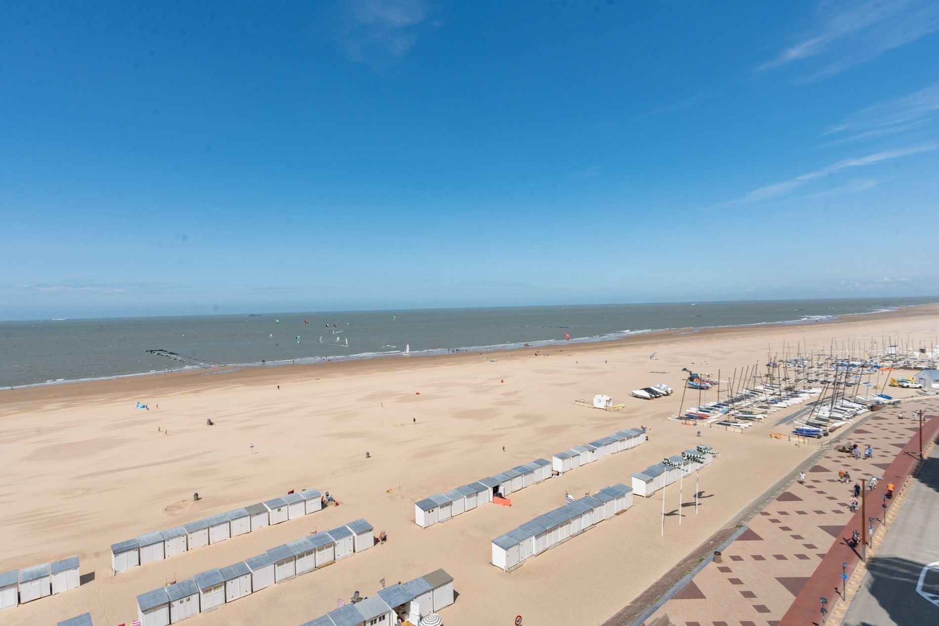 Integraal gerenoveerd appartement genietend van een panoramisch uitzicht op de zeedijk te Duinbergen! (mog tot aankoop van een garage)  foto 10