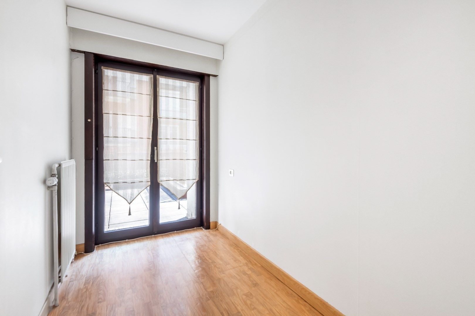 Ruim, ongemeubeld appartement met groot zonneterras achteraan, gelegen op de Kustlaan. foto 11