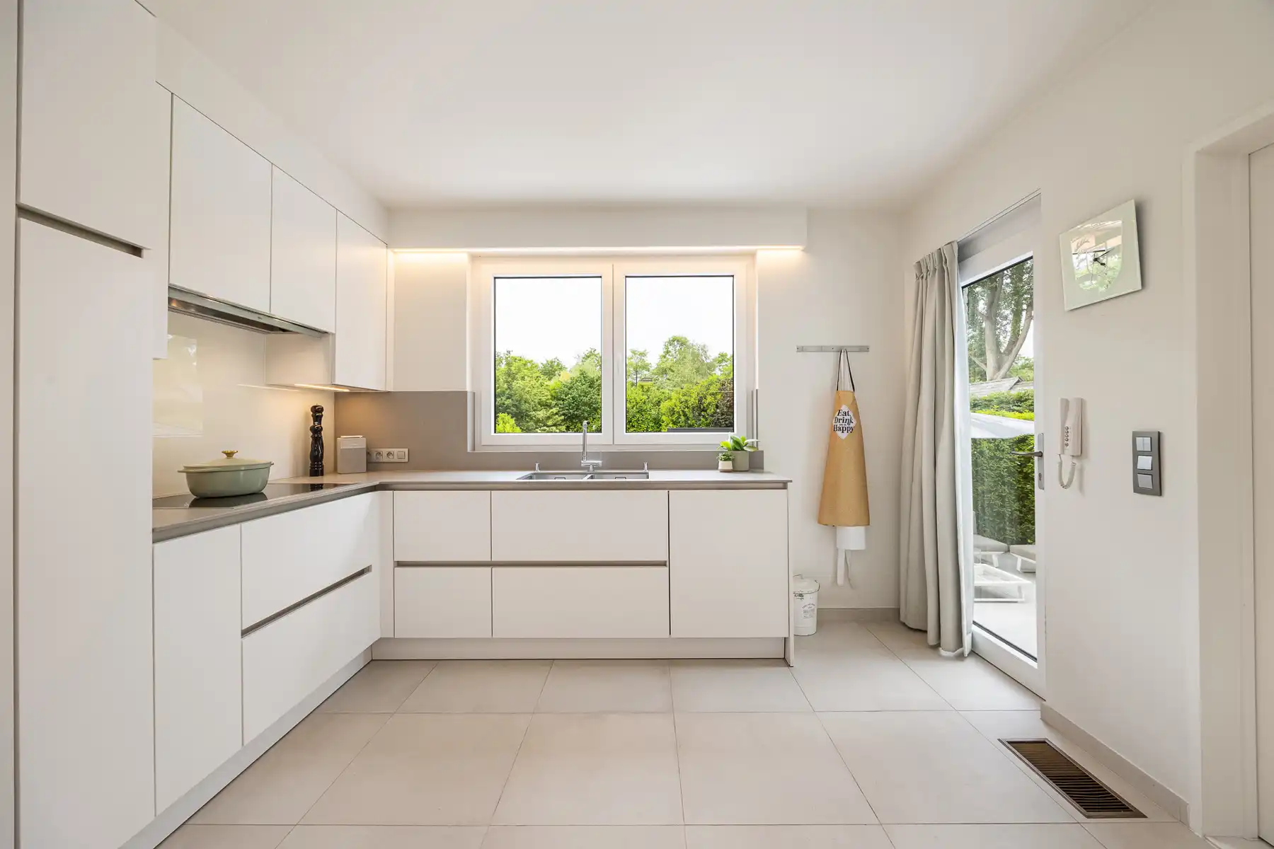 Split-level woning op ca. 1103 m² in een rustige woonwijk foto 10