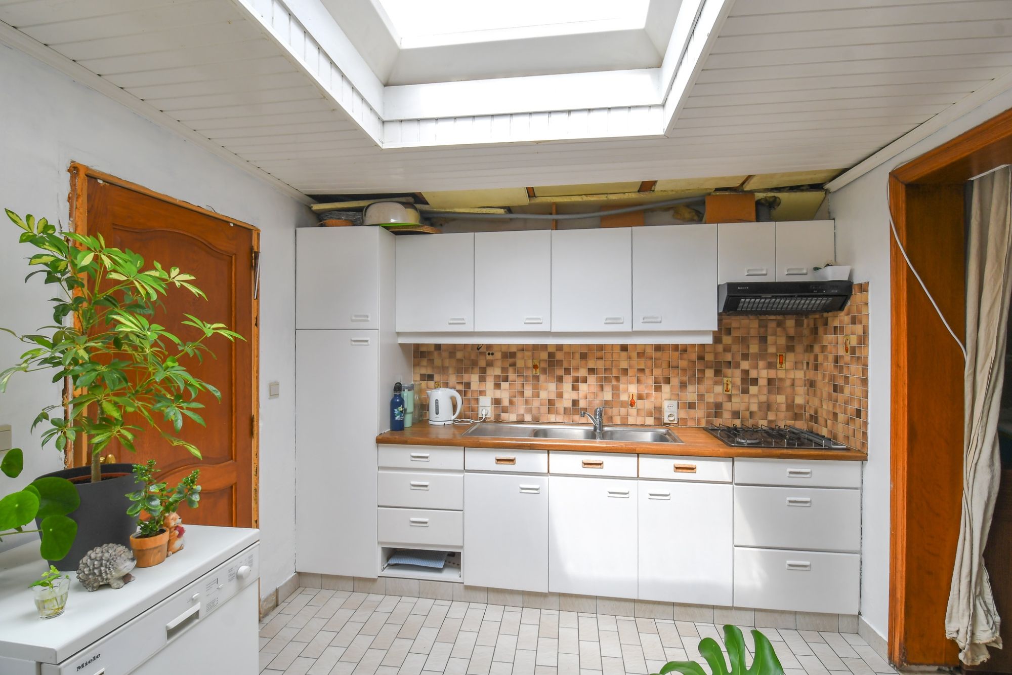 Gezinswoning met 3 slaapkamers, diepe tuin en enorm veel potentieel. foto 4