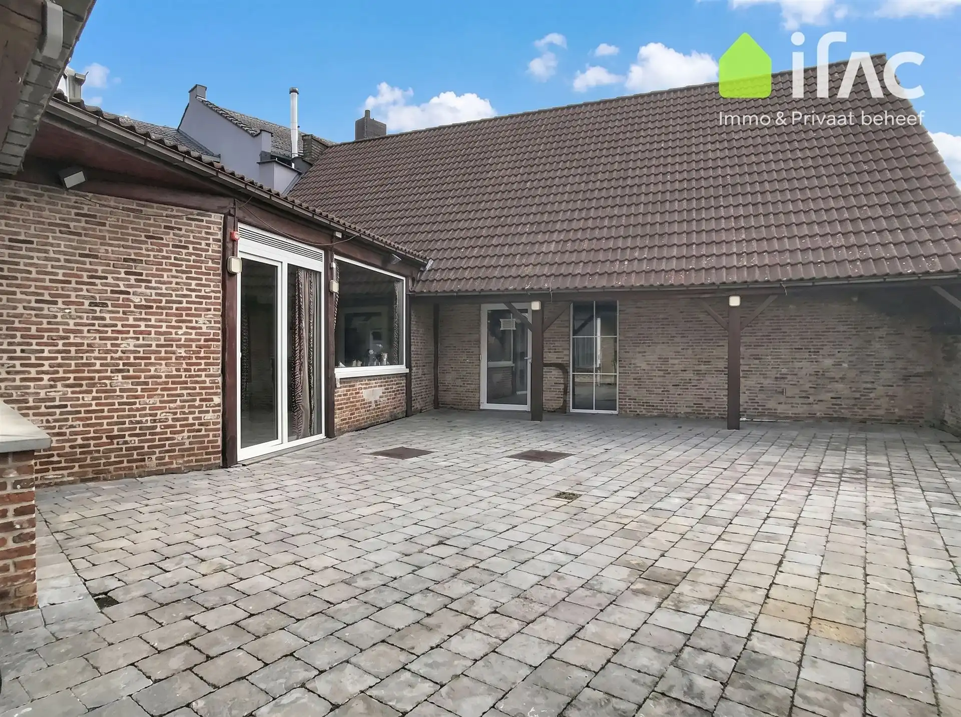 Handelspand met appartement, feestzaal en tuin foto 9