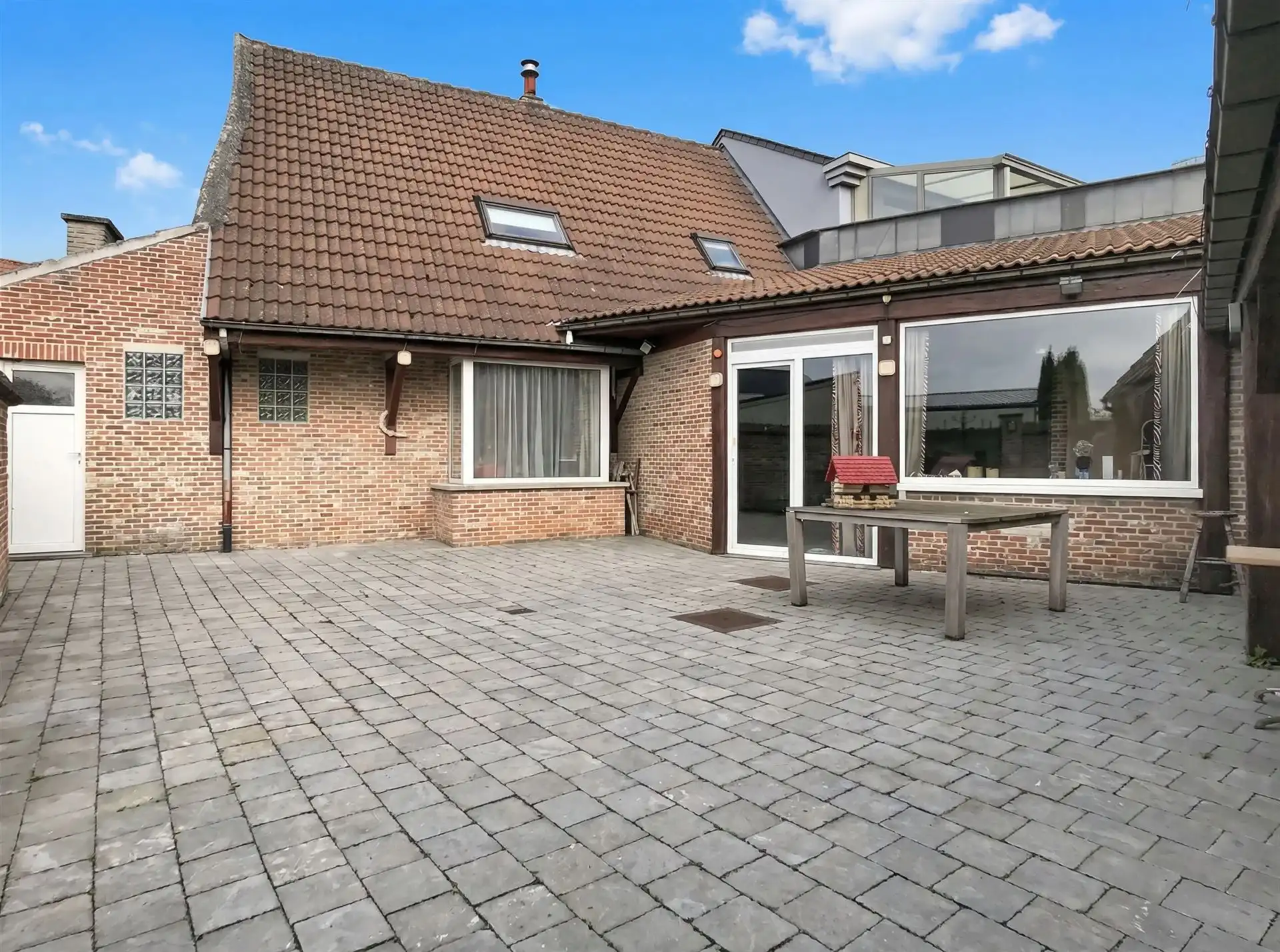 Handelspand met appartement, feestzaal en tuin foto 9