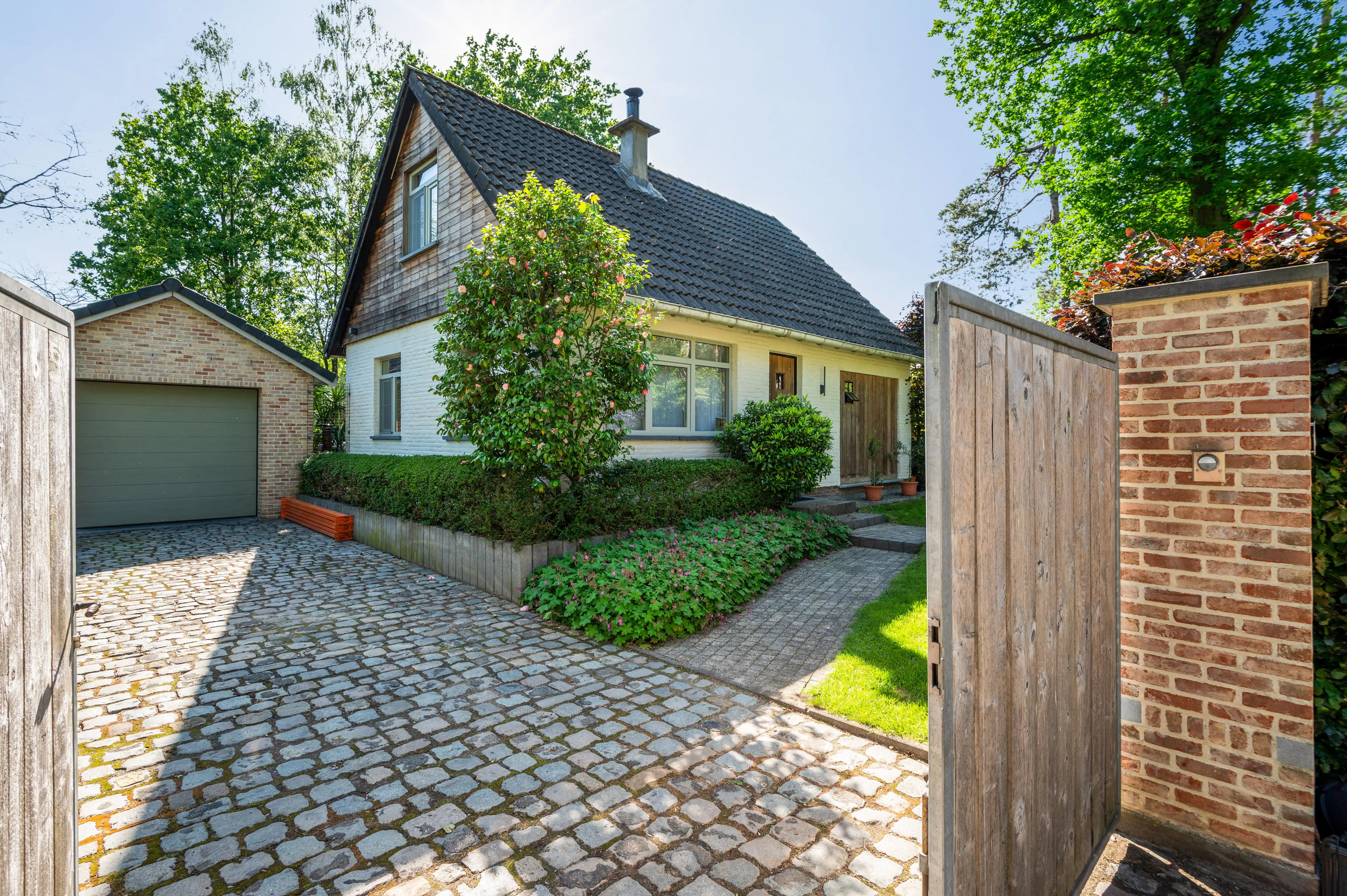 Rustig gelegen vrijstaande woning met garage, omringd door groen in Brecht. foto 2