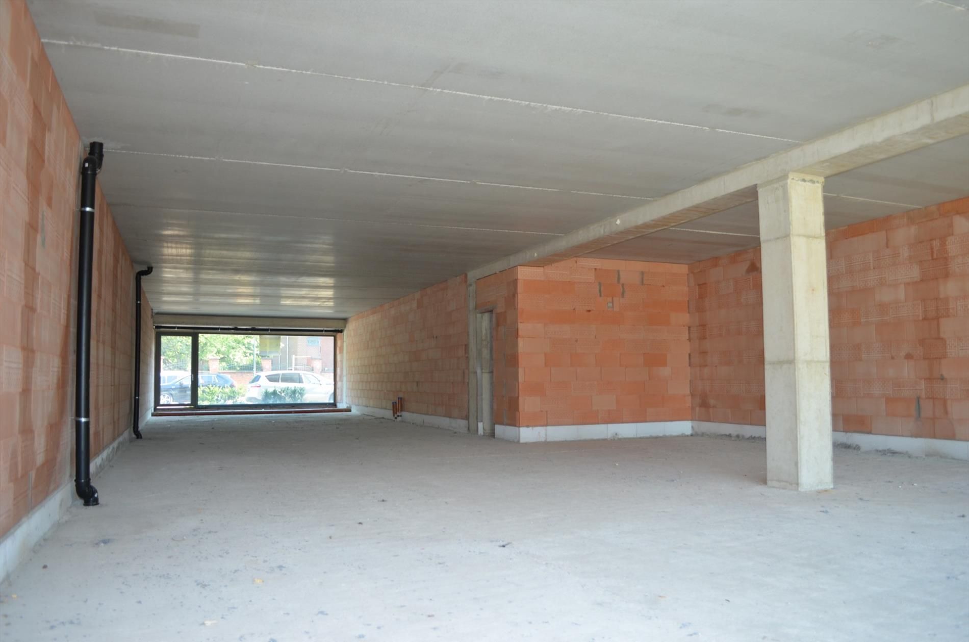 Nieuwbouw handels- of kantoorruimte van +/-222 m² op 50 meter van het centrum. foto 4