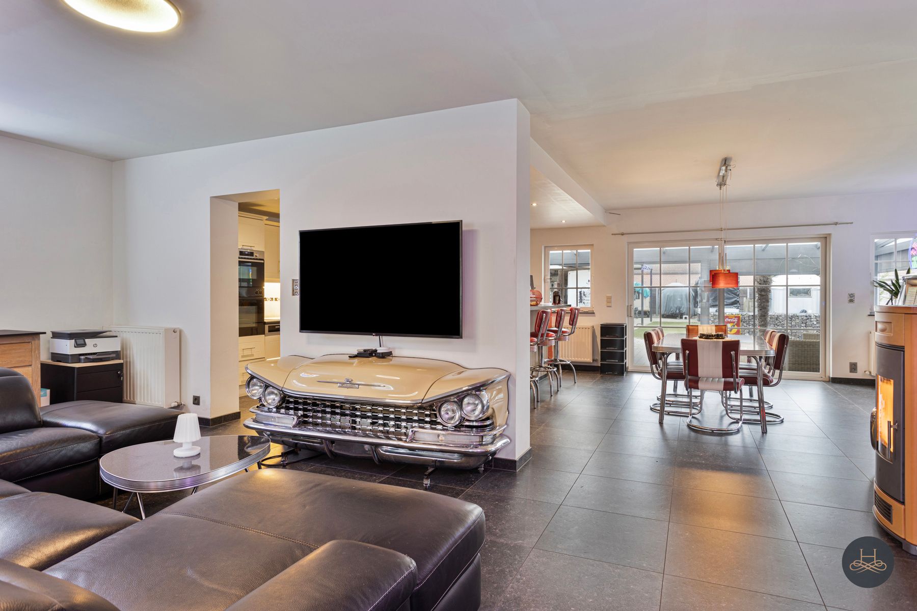 Gemoderniseerde ruime woning met enorme garage/opslagplaats foto 12