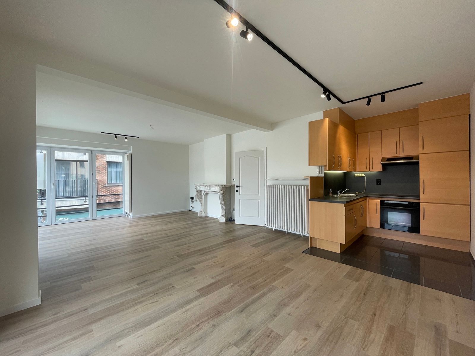 TE HUUR: Gerenoveerd appartement op Markt Zele foto 6