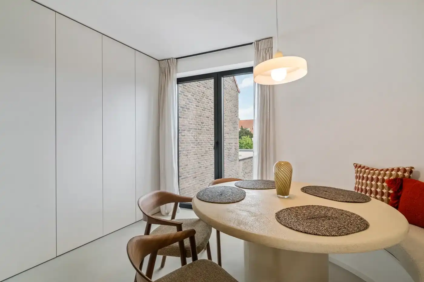 Instapklare en fijn afgewerkte nieuwbouwwoning met 4 slaapkamers nabij het centrum en de markt van Knokke. foto 7