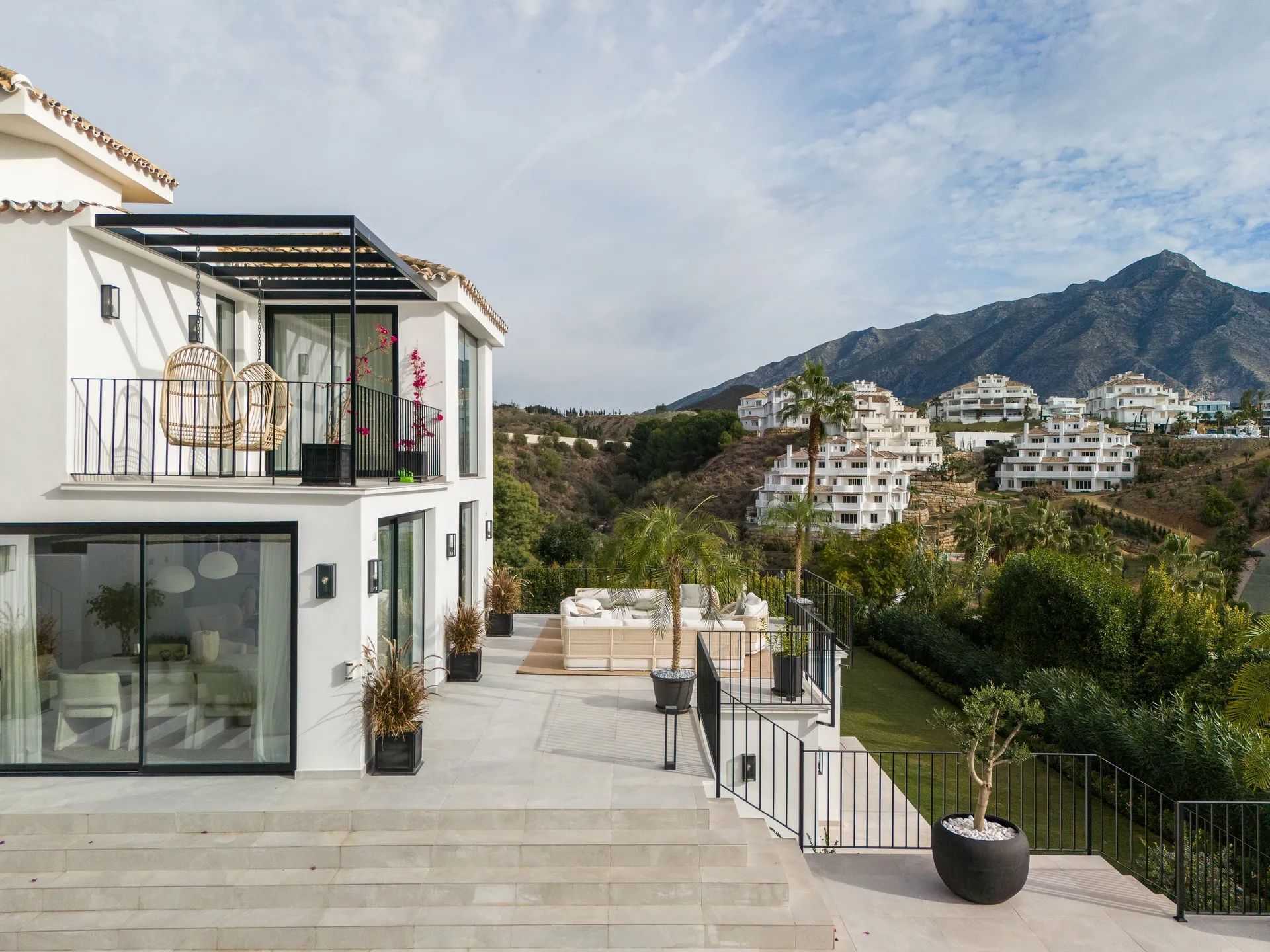 Ontdek dit uniek leven in de Golf Valley: eigentijdse villa met adembenemende uitzichten in Nueva Andalucía foto 6