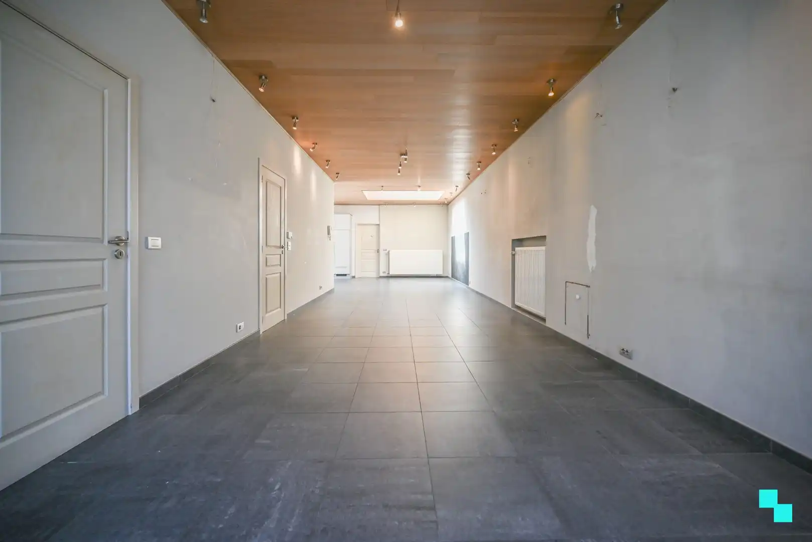 Riante halfopen woning met garage foto 4