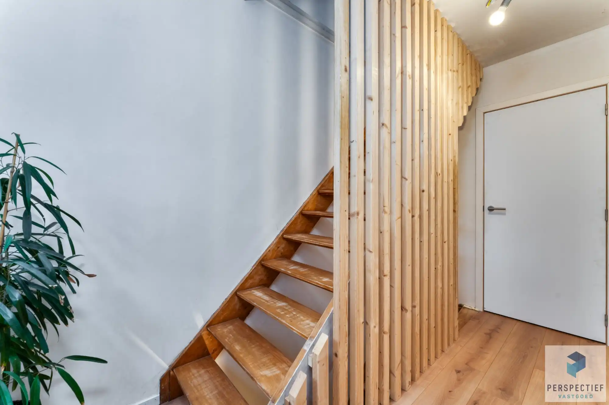 Uiterst GOED gelegen VERNIEUWDE woning met GROTE tuin foto 16