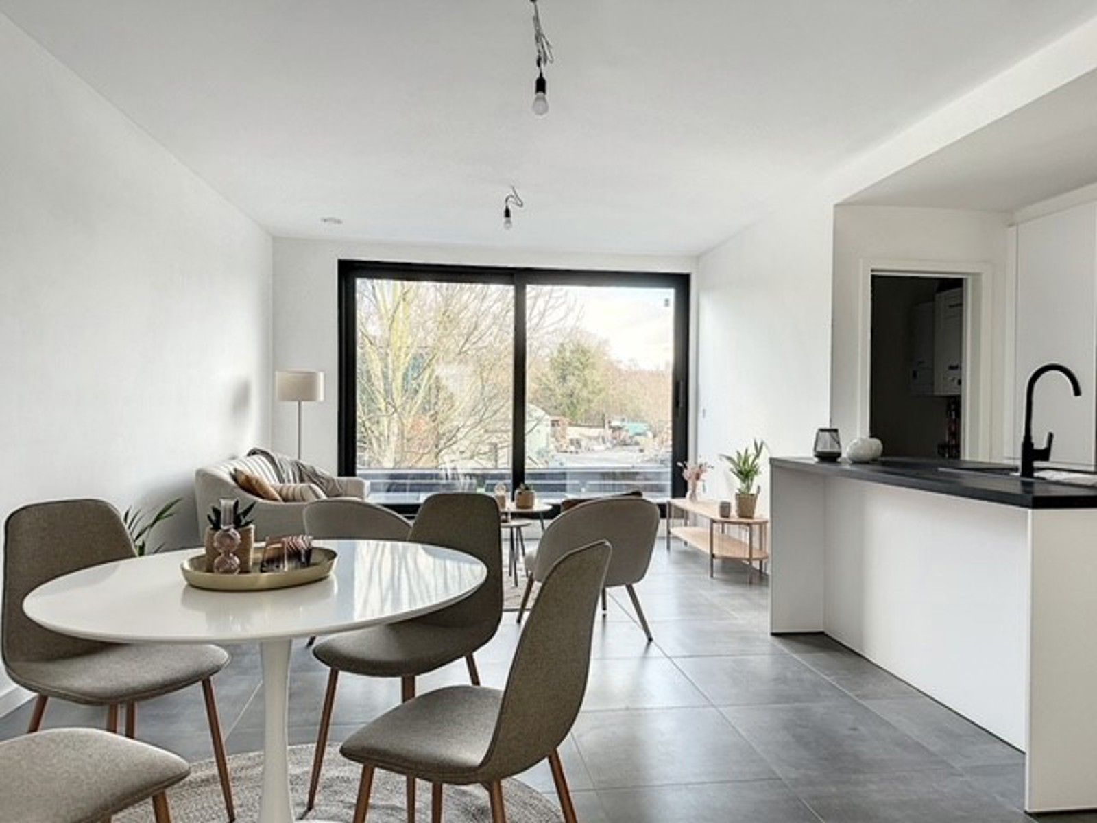 Instapklaar appartement met ruim terras foto 2