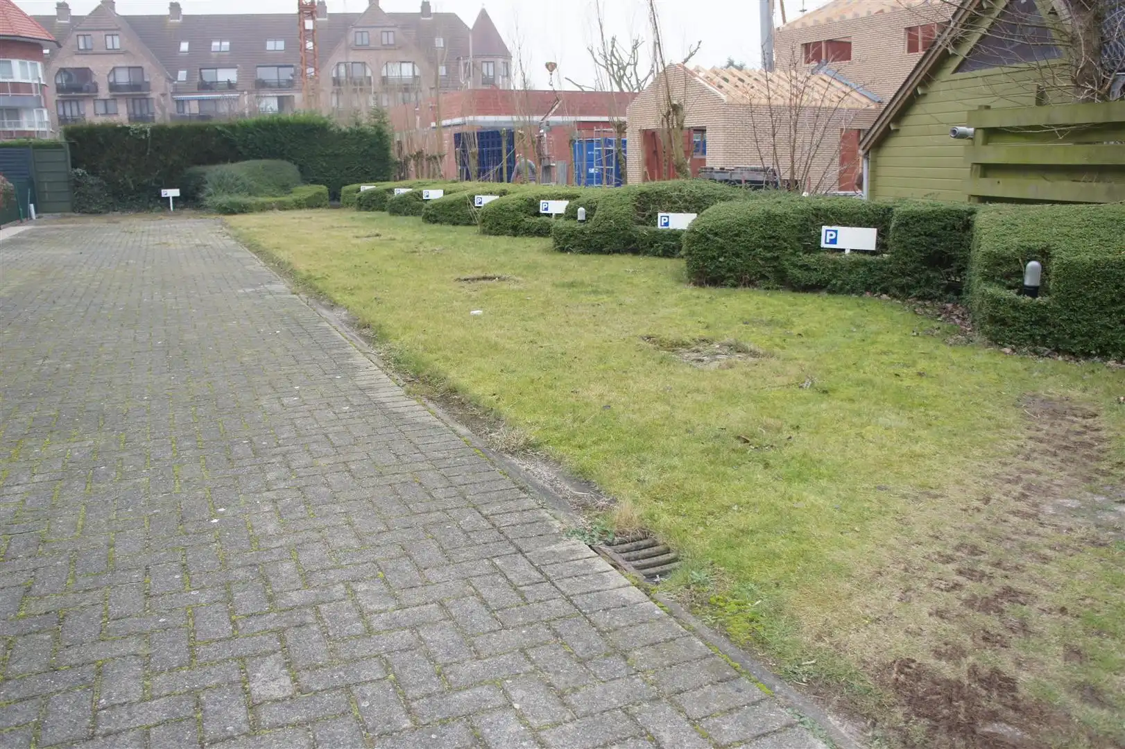 Verschillende buitenstaanplaatsen beschikbaar op wandelafstand van het centrum van De Haan. foto {{pictureIndex}}