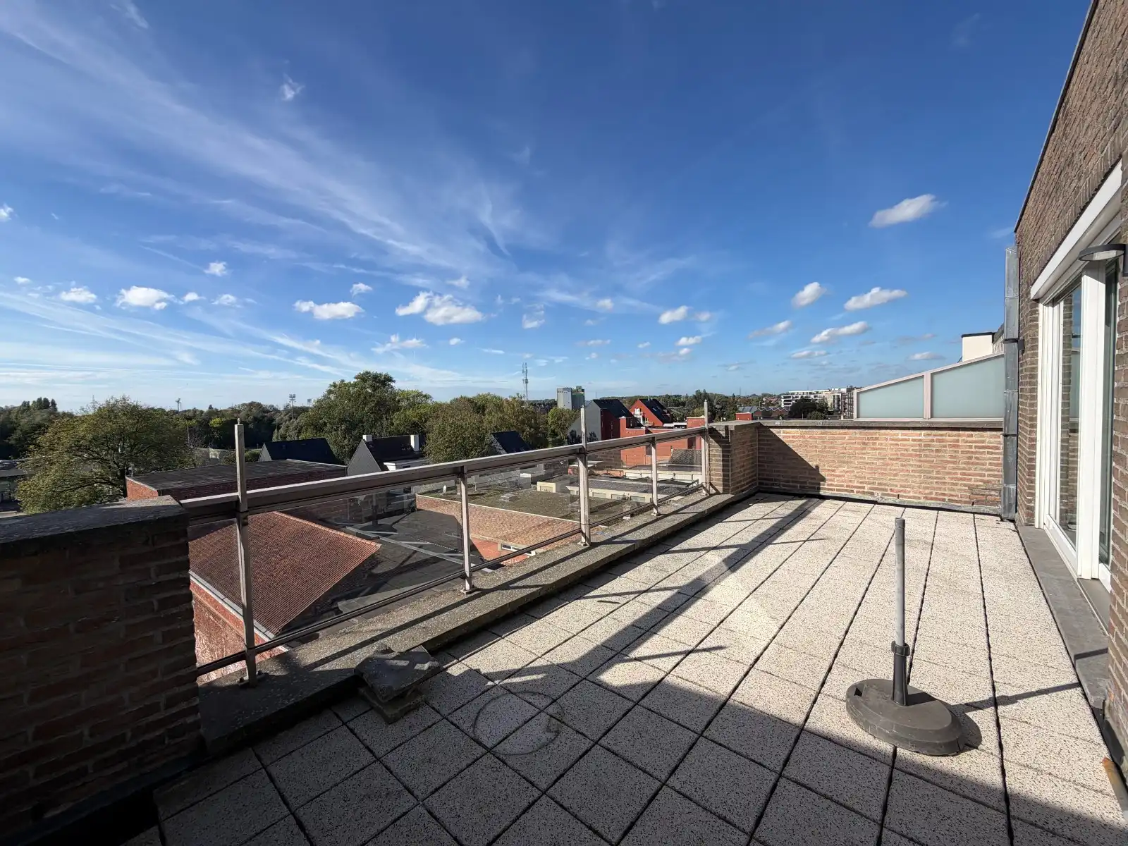 UNIEK DUPLEXAPPARTEMENT MET 2 RUIME TERRASSEN, AUTOSTAANPLAATS EN PRACHTIG UITZICHT OP DE MARKT VAN DEINZE! foto 3