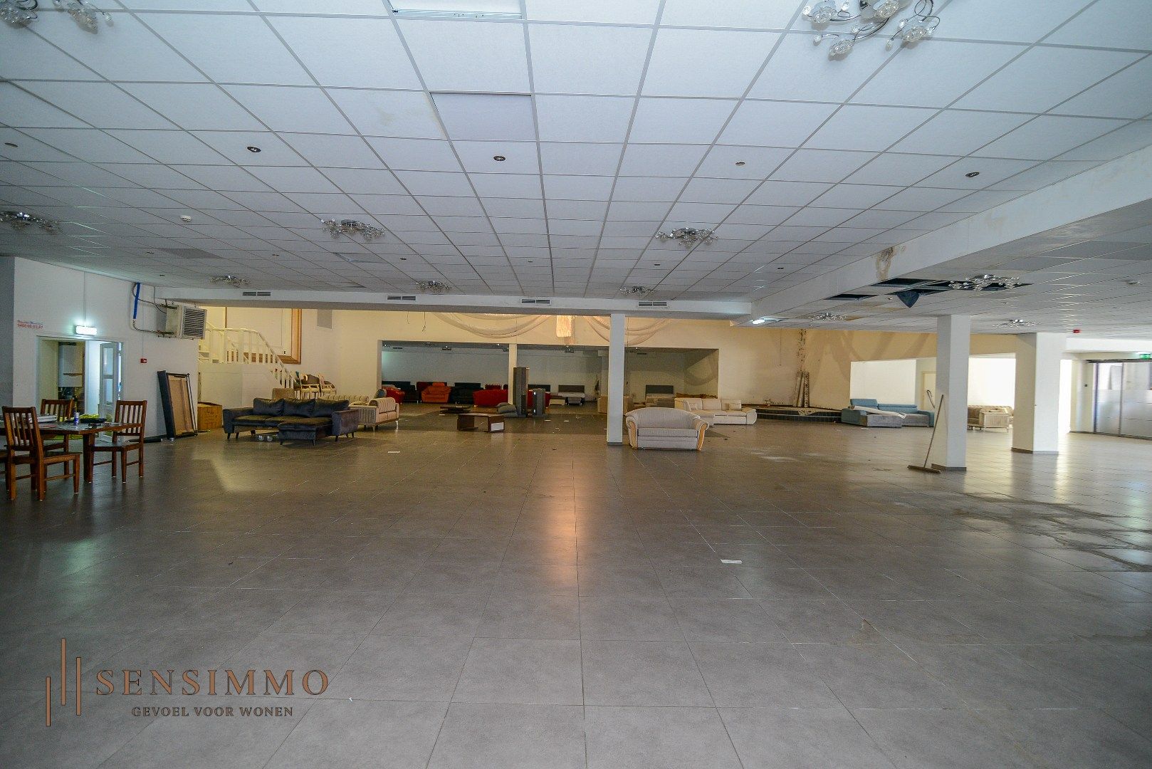 Gigantisch handelsruimte van 1.457 m² in het centrum van Maasmechelen! foto 4